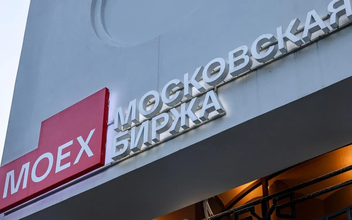 Московская биржа сообщила о планах начать расчет индексов восьми цифровых валют Предполагается что эти индикаторы можно будет использовать в качестве базовых активов для финансовых инструментов Индексы будут рассчитываться на Solana Ripple Dogecoin Tron Cardano Binance Coin Hyperliquid Chainlink Также Мосбиржа с 23 апреля уточнит порядок расчета индексов цифровых валют через цены зарубежных биржевых фондов с целью повышения точности репликации значения цены криптовалюты jkinvest news jkinvest