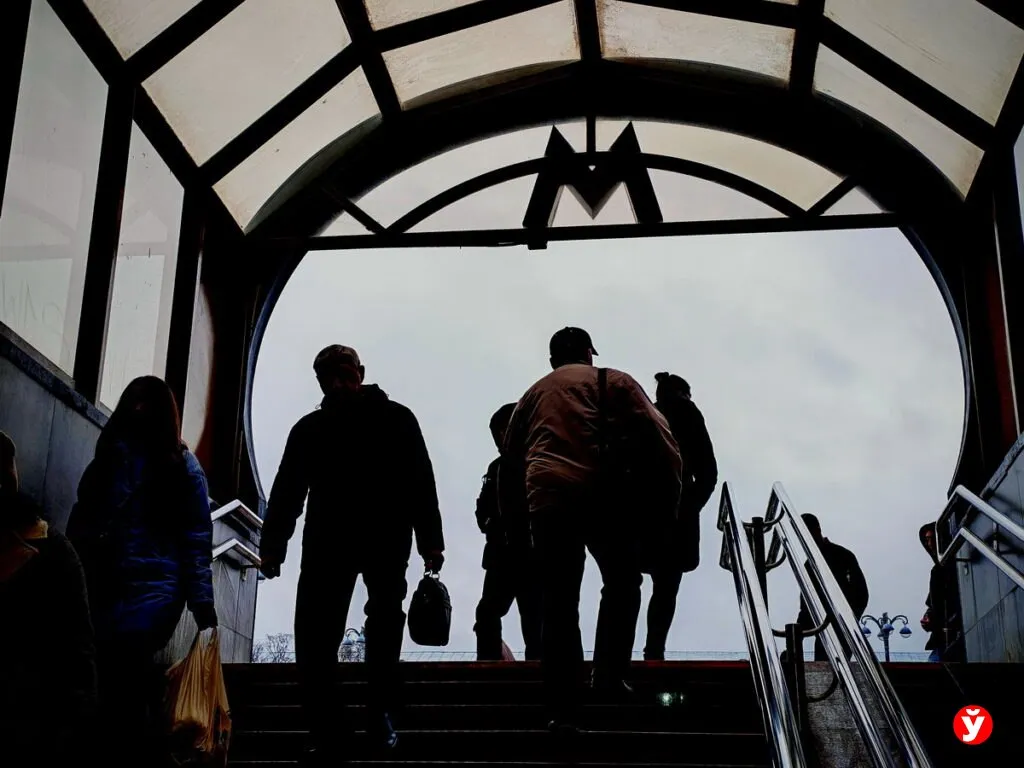 В Минске изменится график работы метро 18 апреля На Московской и Автозаводской линиях поезда будут курсировать с разными интервалами в зависимости от времени суток   с 7 30 до 10 00 каждые 3 минуты   с 10 00 до 19 00 каждые 5 6 минут Для Зеленолужской линии установлены следующие интервалы движения   с 7 30 до 10 00 5 минут   с 10 00 до 19 00 7 минут Читайте нас в MAX