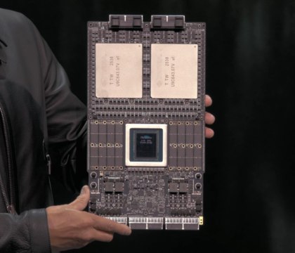 ИИ системы NVIDIA Vera Rubin могут спровоцировать новый виток дефицита NAND накопителей Citi Аналитики инвестиционного банка Citi считают что представленные на CES 2026 новые серверные платформы NVIDIA потребуют столь больших объемов флеш памяти что их массовое внедрение способно заметно повлиять на мировой рынок SSD и усилить уже существующий дефицит накопителей