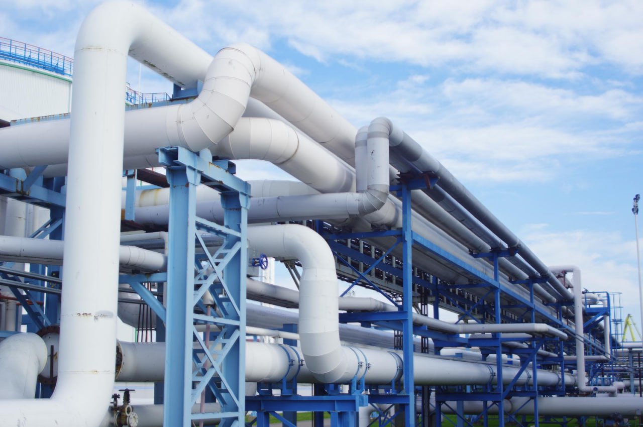 Иркутск поможет газифицировать Улан-Батор  В Улан-Баторе стартовала поэтапная реализация программы по внедрению сжиженного природного газа  СПГ  и сжиженного нефтяного газа  СНГ  в юрточных районах до 2028 года в целях сокращения выбросов и сокращения потребления угля. К осени 2026 года 5000 семей в районе Гандангиин-дендж района Чингэлтэй перейдут на сжиженный нефтяной газ. Об этом сообщил портал news.mn.#Бурятия   Подробности в "Номер один"       Сообщить нам свою новость можно по кнопке:       Письмо в редакцию