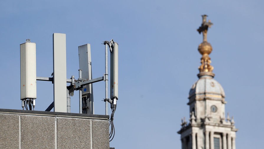Первые в России испытания демонстратора системы спутниковой связи 5G успешно завершены - по данным Фонда перспективных исследований, на основе технологии была создана линия связи для одновременного управления пятью дронами. "В мае этого года в Томской области успешно завершены первые в России летные воздушные испытания демонстратора системы спутниковой связи 5G разработки компании "Телеком-проект-5" по заказу ФПИ. В ходе испытаний реализована линия связи на основе технологии 5G для одновременного управления пятью беспилотными летательными аппаратами с борта летающей лаборатории на базе самолета ТВС-2МС, который выступал в роли атмосферного аналога спутника. Наземный пункт наблюдения и управления обеспечивал в испытаниях фидерную линию передачи данных, контроль и управление системой связи 5G и беспилотниками с ее помощью" - сообщает ФПИ. Технология бортовой связи 5G на летающем носителе реализована для отработки управления беспилотными воздушными судами в гибридной наземно-космической и сугубо космической сети 5G, в ходе испытаний получен устойчивый прием и передача сигнала с борта летающей лаборатории на наземные абонентские терминалы, имитирующие сотовые телефоны с 5G.