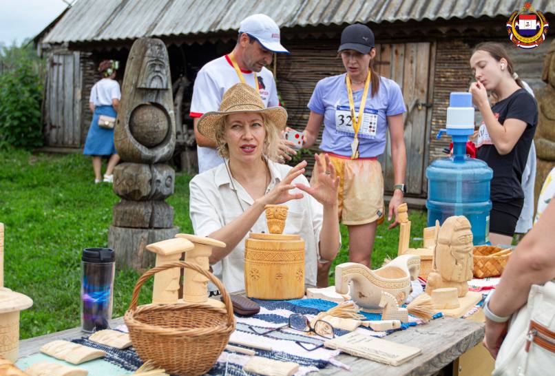 В Мордовии завершился спортивный фестиваль «TAVLA TRAIL»! 5 Уже в пятый раз в селе Подлесная Тавла Кочкуровского района проходит уникальный забег с национальным колоритом. Участники от 6 до 67 лет приехали из 18 регионов России – это настоящий праздник для всех! Дистанции забега: - 30 км ВИРЯВА «Богиня леса» - 20 км ВАРМАВА «Богиня ветра» - 10 км ВЕ «Ночь» - 5 км КУДАВА «Покровительница дома» - 1 км ЭЙКАКШ «Ребенок» После забегов участников ждала насыщенная праздничная программа: танцы, дегустация блюд национальной кухни, ярмарка ремёсел и выступление этно-фолк группы «MEREMA»! Фото: Егор Горин