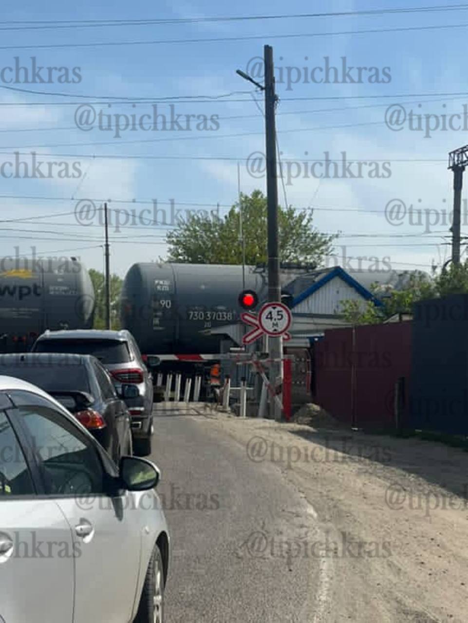 В Афипском сегодня днем грузовой поезд сбил 17-летнюю девушку. Информации о ее состоянии на данный момент нет. свои фото, видео и истории присылайте нашему боту Краснодар Телетайп Подписаться