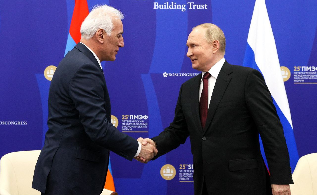 Россия перестала относиться к Армении как к младшему брату К такому выводу пришел президент страны Ваагн Хачатурян В интервью RTVI он сказал что сейчас совсем другие отношения с Россией партнерские По его словам в Ереване хотят чтобы российские коллеги учитывали самостоятельные решения армянских властей При этом отметил Хачатурян если отношения между двумя странами ухудшатся то Армения сможет найти себе новых партнеров Армения экономически зависима от России Я думаю что Россия тоже в экономическом смысла зависима от Армении Конечно может Россия закрыть газ Мы можно сказать на сто процентов зависимы от российского газа Мы вынуждены будем найти другой источник получения газа Ну и найдем я уверен Трудности конечно будут но такова цена суверенитета отметил Хачатурян   Подписывайтесь на Расстригу