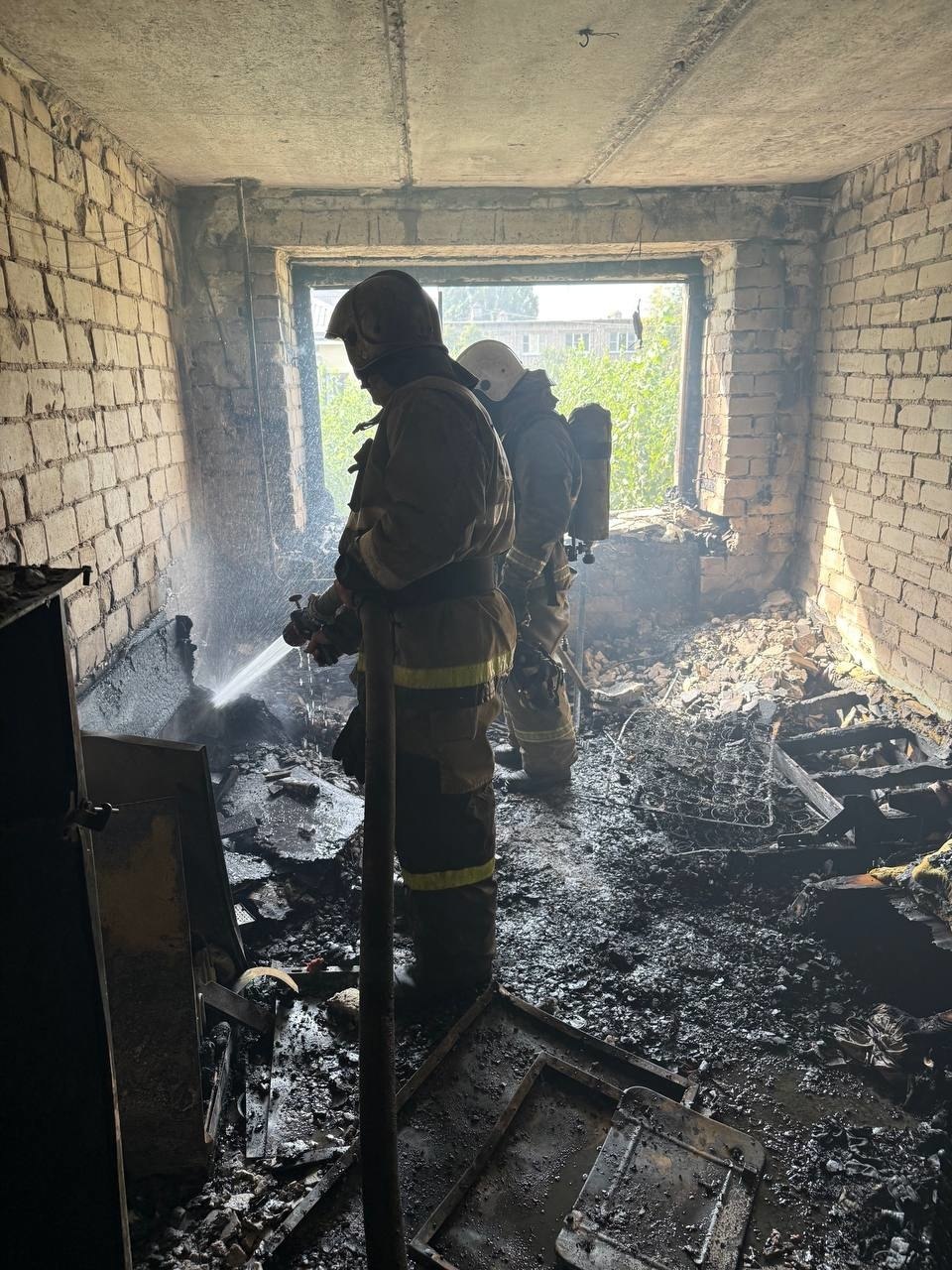 Двое детей погибли при пожаре в МКД на Адмирала Макарова 6 Ещё одного пострадавшего ребёнка передали сотрудникам скорой Причина пожара устанавливается Соболезнуем родным и близким погибших   Подпишись на Липецк 1