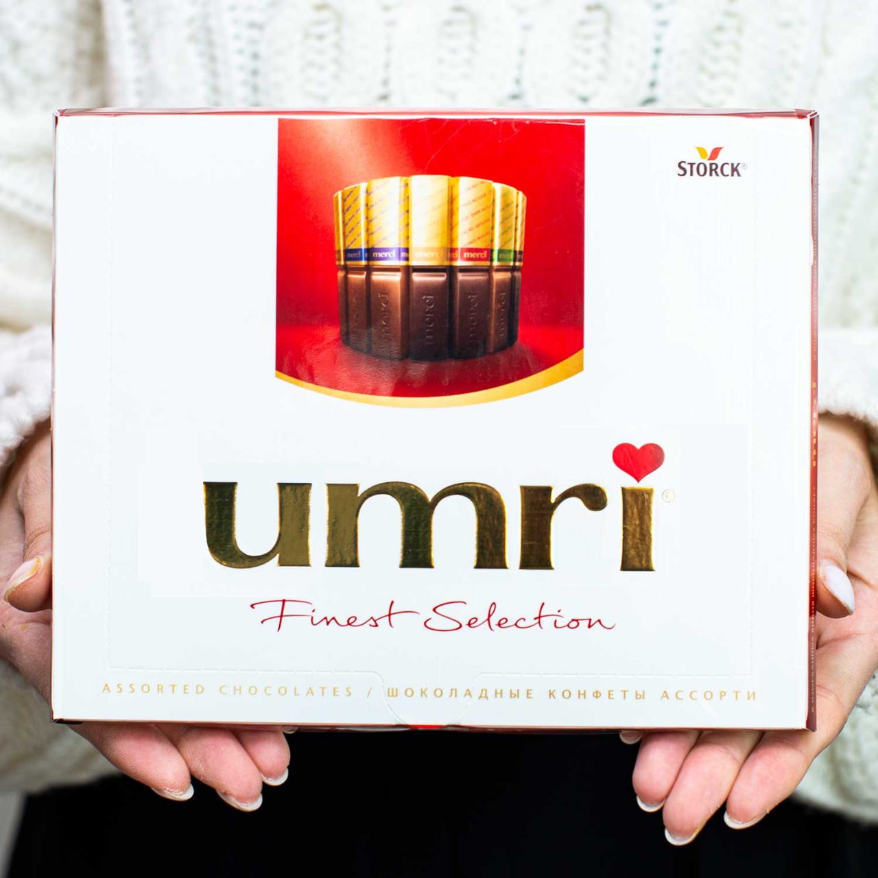 Шоколад Merci отправил в больницу минимум трёх человек в Москве пишут СМИ Первая пациентка рассказала что после конфет что у неё началась сильная аллергическая реакция тело покрылось пятнами появился зуд и отёк При этом ранее аллергии на них у неё не было На следующий день состояние ухудшилось женщину госпитализировали Позже в ту же больницу привезли ещё двух человек с такими же симптомами все они ели те же конфеты А что ещё случилось