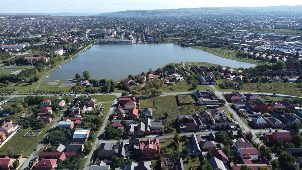 В Ингушетии разработан мастер план Магасско Сунженской агломерации   В ее состав вошли города Магас Назрань Карабулак Сунжа и 11 близлежащих сельских поселений где живут более 70 населения республики   Мастер план включает строительство жилых комплексов новых дорог благоустройство территорий создание современной инфраструктуры и мест отдыха Кроме того ведутся переговоры по созданию в республике этнопарка