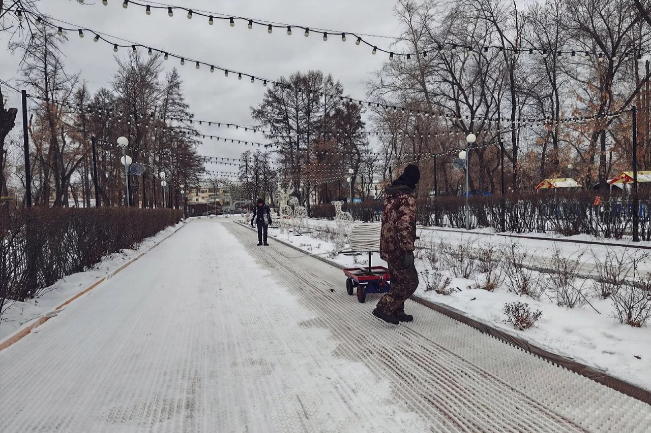 В Челябинске начали заливать каток на дорожках в парке Терешковой: что нового появится    В управлении культуры администрации города уточнили, что общая длина ледовых дорожек составит 800 метров. Самой крупной частью катка будет центральная аллея шириной 15 метров, а ширина прилегающих аллей составит 2,5 метра.    Помимо снеговиков, елок и других праздничных фигурок, в этом году на катке обустроят фудкорт и киоски, где можно будет купить горячие напитки. Кроме того, особое внимание уделят безопасности: полы покроют специальными резиновыми накладками, чтобы минимизировать риск возможных травм, установят и специальные ограждения.    Работы по заливке катка продолжаются. Открыть его планируют, когда в Челябинске установится стабильная минусовая температура.    Фото: управление культуры администрации Челябинска    Вести Южный Урал   Челябинск