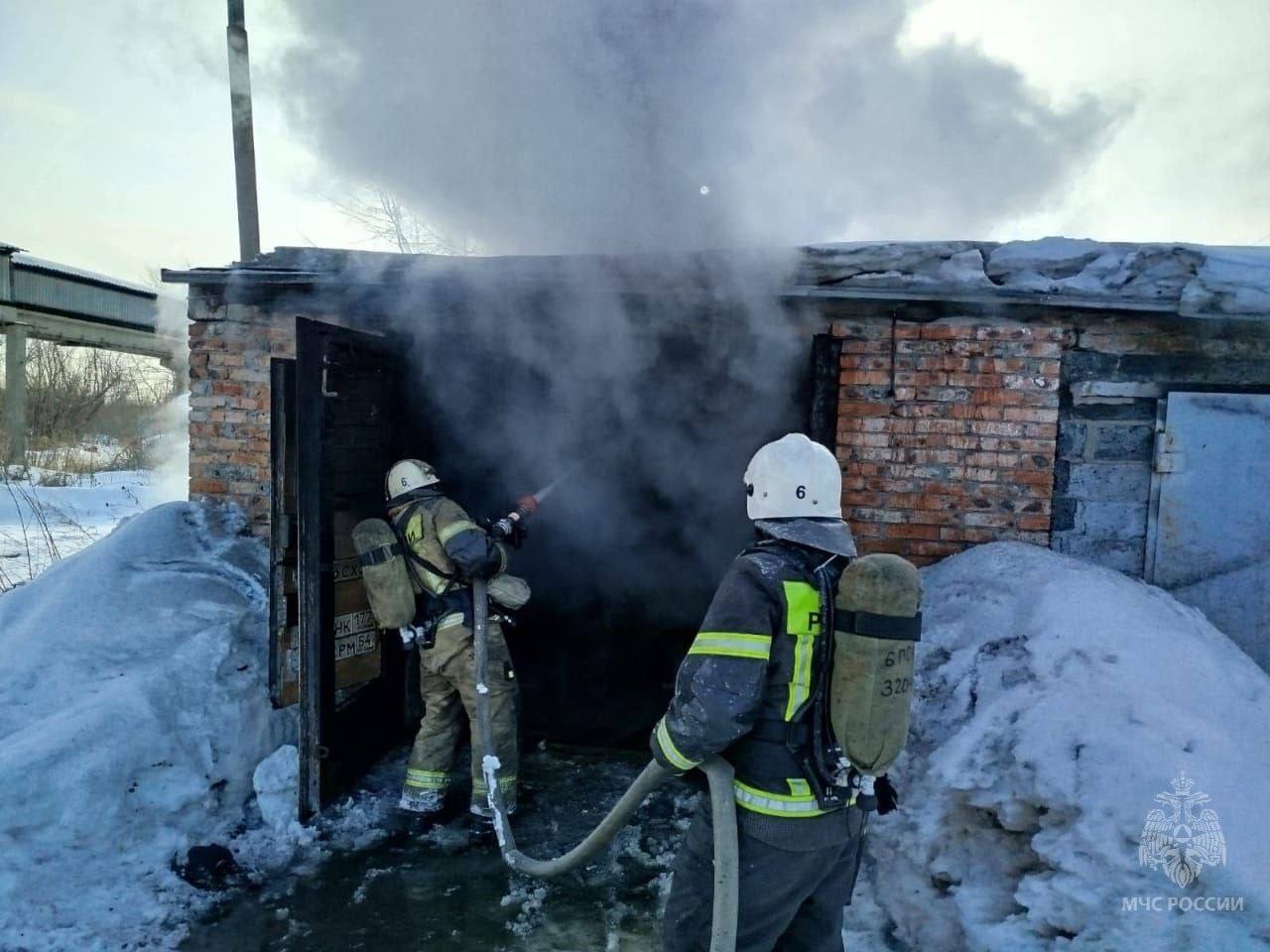 Человек пострадал при пожаре в Омске на Губкина.   Накануне там вспыхнул гараж. Пожар на 50 квадратах ликвидировали 12 сотрудников МЧС. О состоянии пострадавшего не сообщают.   Подписаться \ Прислать новость