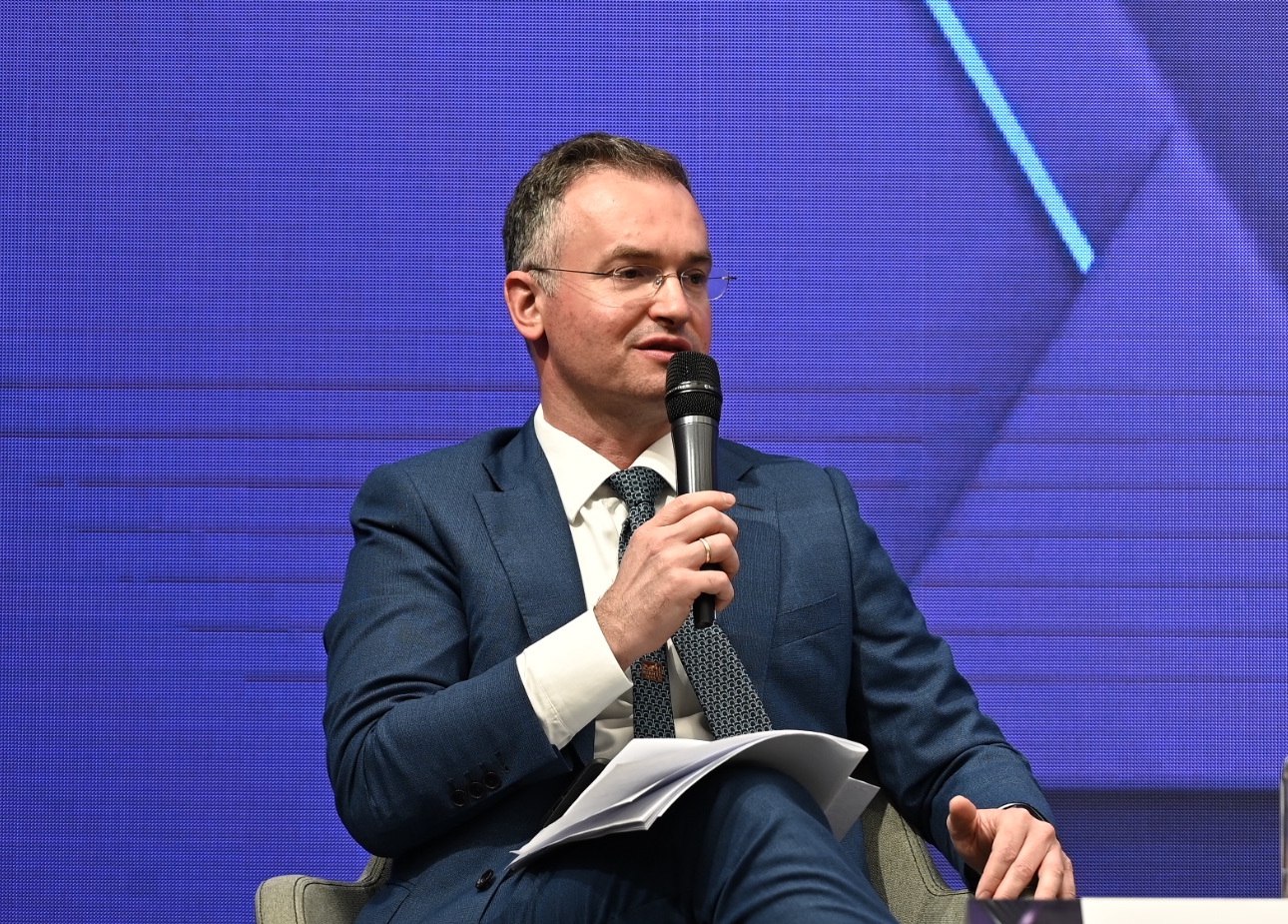 Минфин России VK Иван Чебесков доверие к финансовой системе России выросло но есть потенциал для развития Замминистра финансов Иван Чебесков на форуме Будущее страхового рынка рассказал о значительном росте доверия граждан к финансовой системе страны за последние десятилетия По его словам если 20 30 лет назад люди боялись нести деньги в банк то сейчас ситуация изменилась По его мнению уровень доверия может быть существенно выше Он также отметил что финансовый сектор недоиспользуется российской экономикой хотя его эффективное применение способно снизить издержки повысить мобильность капитала и улучшить инвестиционный климат Для дальнейшего развития финансовой системы Минфин планирует работать по нескольким направлениям расширение линейки финансовых инструментов для потребителей развитие финансовой инфраструктуры совершенствование управления государственными компаниями оптимизация дивидендной политики компаний Особое внимание Иван Чебесков уделил защите прав потребителей финансовых услуг и инвесторов Минфин совместно с профессиональными участниками рынка прорабатывает стратегию по формированию позитивного имиджа фондового рынка Мировой опыт показывает что эффективная работа рынков невозможна без чёткой и понятной стратегии развития сказал замминистра финансов Иван Чебесков