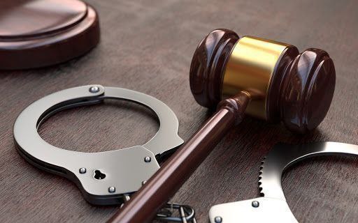 Сотрудниками следствия Свердловской области направлены в суд уголовные дела в отношении местных жителей, пытавшихся в городе Красноуральске совершить поджог объекта сотовой связи и локомотива. При проведении следственных мероприятий установлено, что пять несовершеннолетних жителей Красноуральска по заказу лиц, выступающих против интересов России, действуя организованной группой, совершили поджог оборудования сотовой связи, а спустя несколько дней при попытке поджога локомотива на железнодорожной магистрали региона были задержаны сотрудниками ФСБ России. Действия обвиняемых, в зависимости от роли каждого, квалифицированы по статье покушение и совершение террористического акта. Спецслужбы иностранных государств активно разыскивают и вербуют в свои ряды сторонников, особенно молодежь, через социальные сети и популярные мессенджеры для участия в незаконной деятельности. Злоупотребляя их наивностью, вербовщики склоняют жертв к совершению серьезных преступлений, за которые предусмотрены строгие наказания.