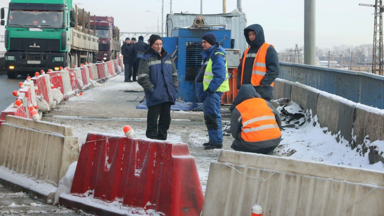 Ремонт путепровода в Металлургическом районе Челябинска завершат к февралю  Глава Челябинска Алексей Лошкин проверил ход ремонта путепровода в Металлургическом районе, где недавно пришлось ограничить движение из-за повреждения. Напомним, речь идет о путепроводе в районе Коксохима, на котором на прошлой неделе ввели реверсивное движение с временным светофором. Здесь пришлось приступить к ремонту деформационного шва.    Как заявляет мэр Челябинска Алексей Лошкин, этот элемент обеспечивает гибкость всей конструкции при перепадах температур и нагрузки. Сам шов сейчас укрепляют бетоном и армируют.  Закончить ремонт планируется к 10 февраля. Тогда же реверсивное движение отменят: транспорт сможет двигаться в прежнем режиме.    Фото: t.me / Алексей Лошкин    Вести Южный Урал   Челябинск