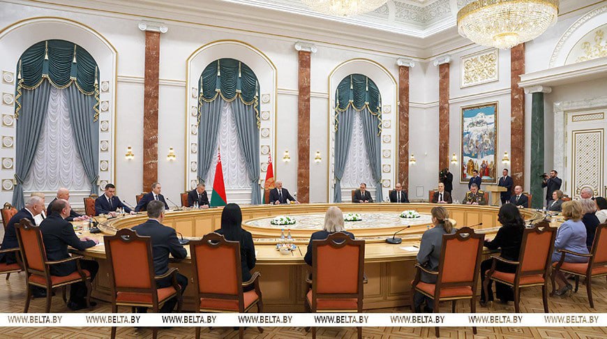 Будущее время науки Лукашенко вручил дипломы доктора наук и аттестаты профессора Президент Беларуси Александр Лукашенко вручил научным и научно педагогическим работникам дипломы доктора наук и аттестаты профессора Торжественная церемония состоялась во Дворце Независимости На наших глазах набирает скорость новый этап цифровой революции Будущее о котором еще вчера грезили самые продвинутые фантасты наступило И это будущее время науки без нее обеспечить безопасность благосостояние государства и мира в целом невозможно Белорусская наука в условиях глобальных вызовов и неопределенности демонстрирует устойчивость и способность к восприятию и постоянному развитию инноваций сказал Президент Стране нужны своевременные и эффективные решения Если сегодня не будет прорывных научных открытий завтра у нас не будет уникальных технологий Дипломы доктора наук глава государства вручил 12 ученым Подробнее на vitvesti by Сайт TikTok VK Instagram YouTube ОК Стикерпак ВВ Чат бот