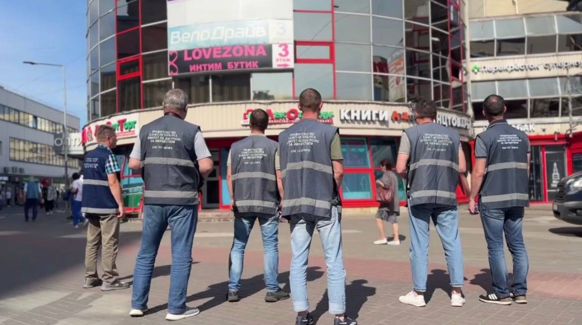 Суд окончательно разрешил снос торгового павильона у метро Приморская Суд встал на сторону города в споре с бывшим арендатором участка у станции метро Приморская Соответствующее решение принял арбитражный суд Петербурга сообщает ККИ Обеспечительные меры отменены Как рассказали в комитете по контролю за имуществом состоялось судебное заседание по иску бывшего арендатора земельного участка о признании незаконными действий направленных на принудительный демонтаж торгового павильона Рассмотрев доводы сторон суд пришёл к выводу об отсутствии оснований для дальнейшего действия обеспечительных мер и удовлетворил ходатайство комитета по контролю за имуществом Санкт Петербурга о снятии временного запрета на демонтаж пояснили специалисты ККИ Подписаться на ДП в Telegram MAX