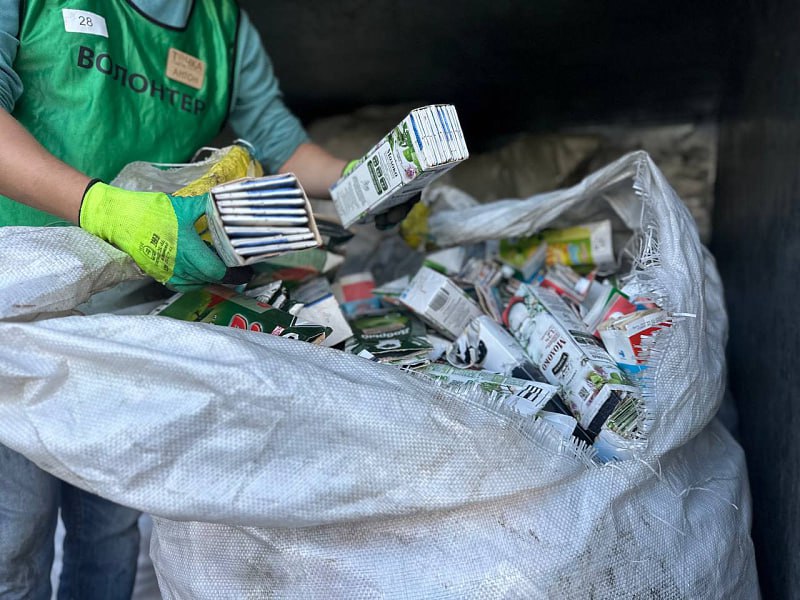 В Архангельске и Северодвинске пройдёт экологическая акция по сбору тетрапака В городе корабелов прием упаковки будет проводиться 20 декабря с 10 00 до 11 00 по адресу Грузовой проезд 25 в столице Поморья с 14 00 до 15 00 по адресу ул Никольского 39 корпус 1 Точка сбора Организаторы экологическое движение Начни с себя Поморье обращают внимание на необходимость подготовки упаковки к сдаче на переработку Будет приниматься упаковка только с маркировкой Tetra Pak Pure Pak и аналогичная пояснила руководитель движения Наталья Родионова Все упаковки должны быть чистыми сухими разрезанными и компактно сложенными Это важное условие для ее дальнейшей переработки Весь собранный во время акции тетрапак передадут региональному оператору ЭкоИнтегратор для отправки на специализированный завод в Липецкую область В 2025 году в регионе это уже третья подобная акция В январе на переработку было отправлено более 400 килограммов упаковки а в августе 1114 килограммов Проведение таких акций полностью отвечает целям национального проекта Экологическое благополучие и региональной политики в сфере обращения с отходами отметила министр природных ресурсов и лесопромышленного комплекса Архангельской области Анна Шевелева Внедрение раздельного сбора требует не только развития инфраструктуры но и активного участия населения Общественные инициативы помогают воспитывать экологическую ответственность и вовлекать жителей в практическую работу по сохранению окружающей среды Акция проводится при поддержке регионального оператора и Архангельского экологического оператора 0 По материалам пресс службы Архангельского экологического оператора