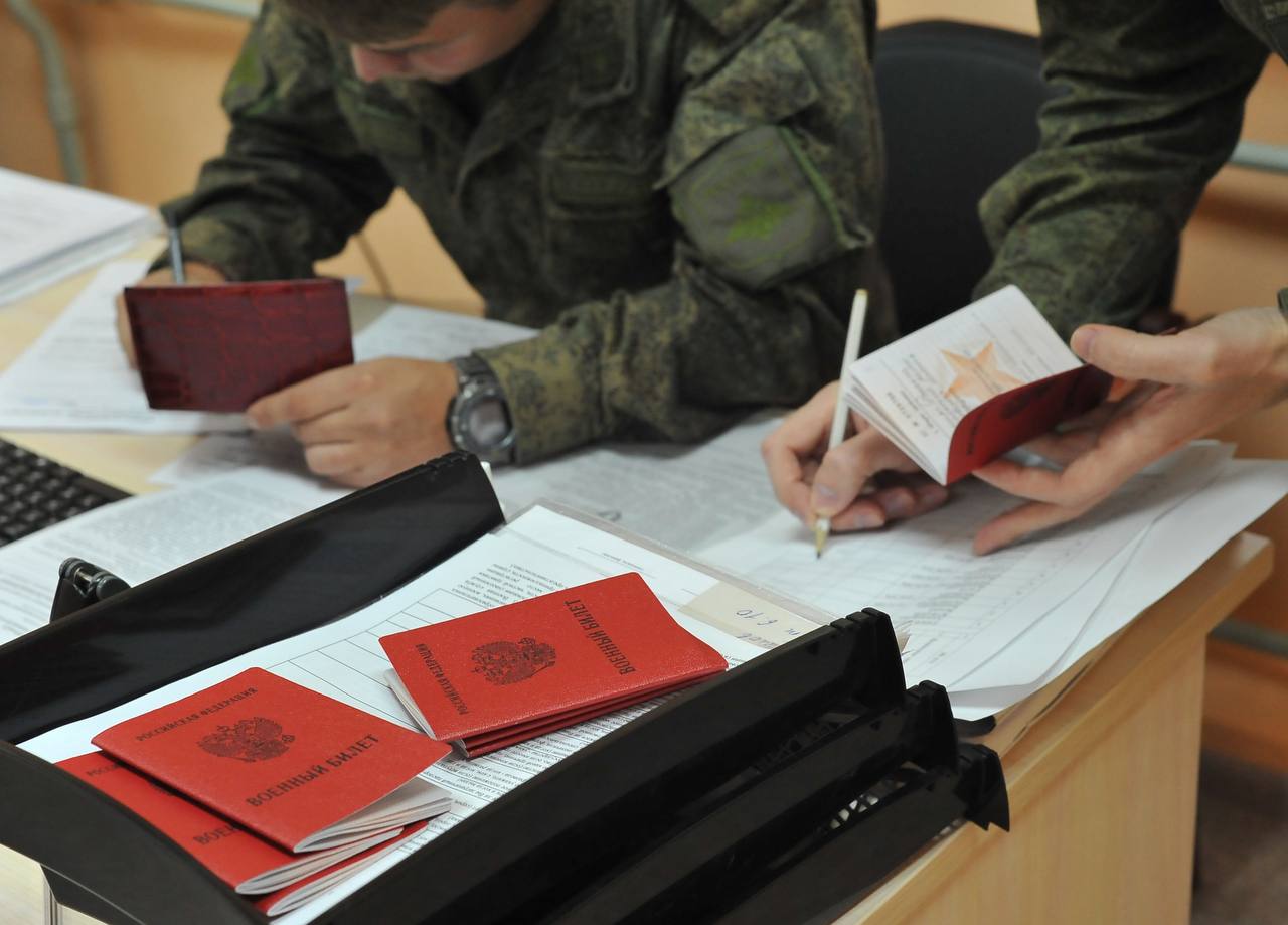 Правительство определило порядок назначения единовременных выплат ополченцам ДНР и ЛНР, получившим инвалидность По указу Президента ополченцам ДНР и ЛНР будут предоставлены единовременные выплаты в зависимости от группы инвалидности. Речь идет о людях, принимавших участие в боевых действиях в составе Вооруженных сил Донецкой Народной Республики, Народной милиции Луганской Народной Республики, воинских формирований и органов этих республик с 11 мая 2014 года и ставших в связи с этим инвалидами. Согласно указу Президента: • имеющие инвалидность I группы получат единовременную выплату в размере 6,05 млн рублей, • II группы – 5,2 млн рублей, • III группы – 4,4 млн рублей. Для получения выплаты нужно: • Обратиться в военный комиссариат муниципального образования, территориальный орган МВД или ФСБ по месту жительства пребывания с заявлением в письменном виде. • Предоставить: - документ, удостоверяющий личность, - справку федерального учреждения медико-социальной экспертизы, подтверждающую факт установления инвалидности, - заключение военно-врачебной комиссии, - военный билет. Выплаты будут производиться финансовыми подразделениями Минобороны, МВД и ФСБ в зависимости от ведомственной принадлежности ВВК, вынесшей заключение о наличии причинно-следственной связи между увечьем ранением, травмой, контузией или заболеванием, полученным ополченцем, и его участием в боевых действиях.