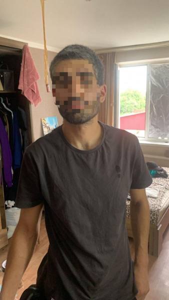 Велосипедного вора задержали полицейские во Владикавказе В полицию с сообщением о краже дорогостоящего велосипеда обратилась жительница Владикавказа. Потерпевшая пояснила правоохранителям, что с лестничной площадки многоквартирного дома по ул. Пушкинская, в котором она проживает, был похищен велосипед стоимостью 120 000 рублей. По подозрению в совершении противоправного деяния сотрудники угрозыска задержали 33-летнего, ранее судимого жителя Владикавказа. Было установлено, что велотранспорт злоумышленник продал третьему лицу. Однако оперуполномоченным удалось установить и изъять похищенное имущество, которое вскоре будет возвращено законной владелице. Возбуждено уголовное дело по статье «Кража».