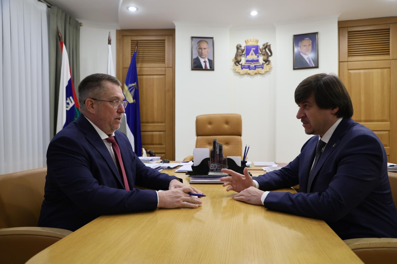 У главы Тюмени Максима Афанасьева неожиданно появился новый первый заместитель Им стал Юрий Баранчук который накануне досрочно сложил полномочия депутата Тюменской областной думы В круг обязанностей нового вице мэра войдет широкий спектр вопросов от взаимодействия с областным и городским парламентами политическими партиями и правоохранительными органами до работы с общественными и национальными объединениями Также он будет контролировать департамент по безопасности жизнедеятельности и комитет по делам национальностей Мэр особо подчеркнул опыт Баранчука полученный в зоне СВО отметив что в новой должности он продолжит координировать помощь воинским частям и работу с военкоматами Кроме того Баранчук получил новую для вице мэра функцию он назначен инвестиционным уполномоченным страница VK Максима Афанасьева Уралити Мы в MAX