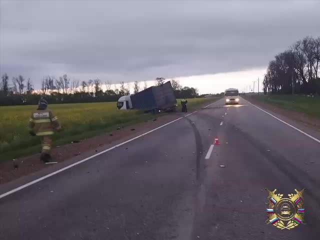 Смертельная авария под Краснодаром: водитель ВАЗа погиб, пассажир госпитализирован