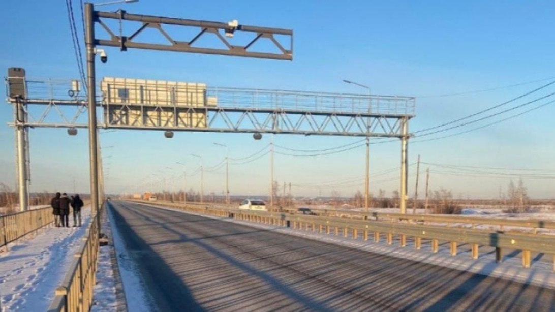 Более 1,4 тысяч км дорог приведено в нормативное состояние в Якутии по нацпроекту  В Якутии с 2019 по 2024 годы приведено в нормативное состояние более 1430 км региональных дорог в рамках президентского национального проекта "Безопасные качественные дороги".  Среди ключевых проектов – строительство автодороги "Кобяй" в Горном районе, автодороги "Умнас" на участке Тит-Ары - Тумул в Хангаласском, капитальный ремонт автодороги 524-й км а/д "Вилюй" - Кысыл-Сыр в Вилюйском, реконструкция автодороги "Нам" в Намском и трассы "Умнас" с подъездом к городу Покровску.  Как отмечал глава Якутии Айсен Николаев в своем послании Государственному Собранию  Ил Тумэн , в год завершения национального проекта "Безопасные качественные дороги" было введено 395 км дорог.  В 2024 году построены и отремонтированы пять мостовых переходов: через реки Ольчан на автодороге "Яна", Куйдусун и Кюбюме на дороге "Оймякон", Хатынг-Юрях на трассе "Кобяй" и Чуоналыр на дороге "Анабар". Всего же с 2019 года приведено в нормативное состояние 2 665 км автомобильных дорог и 55 мостов.  В 2025 году начнётся реализация нового национального проекта "Инфраструктура для жизни" – продолжение нацпроекта "Безопасные качественные дороги".