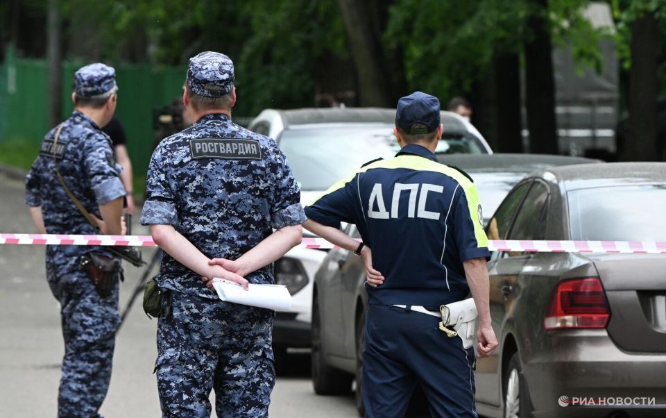 Крымский депутат заявил, что машина, которую проверяли в Москве, не его СИМФЕРОПОЛЬ, 6 июн - РИА Новости. Депутат одного из сельских советов Крыма Виталий Десятник сообщил РИА Новости, что машина, которую саперы проверяли в Москве, давно не принадлежит его семье, а сам он столицу давно не посещал. Ранее в пятницу представитель экстренных служб Москвы рассказал РИА Новости, что саперы изъяли подозрительный предмет, напоминающий самодельное взрывное устройство, из-под машины во дворе жилого дома на западе столицы. В Telegram-каналах появились данные о том, что машина, под которой обнаружен подозрительный предмет, может принадлежать депутату из Крыма Виталию Десятнику. "Эта машина была продана несколько лет назад и вообще была оформлена не на меня, а на супругу. Они покупатели - ред. -... Подробнее>>>
