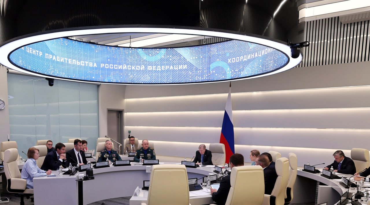 Виталий Савельев провел заседание правительственной комиссии для координации работ по ликвидации последствий чрезвычайной ситуации, вызванной крушением танкеров в Керченском проливе  Водолазами под руководством «Морспасслужбы» нарастающим итогом собрано 1706 т замазученного грунта. Регулярно проводятся осмотры затонувших фрагментов судов, утечек нефтепродуктов не зафиксировано.  С начала работ на береговой линии очищено 920 км, в том числе повторно. Собрано более 180 тыс. т загрязненного песка и грунта, продолжаются работы по его утилизации.  Завершена доставка всех секций коффердамов на производственную площадку. Средний процент смонтированных секций по всем коффердамам составляет почти 90%.    Новости Правительства России