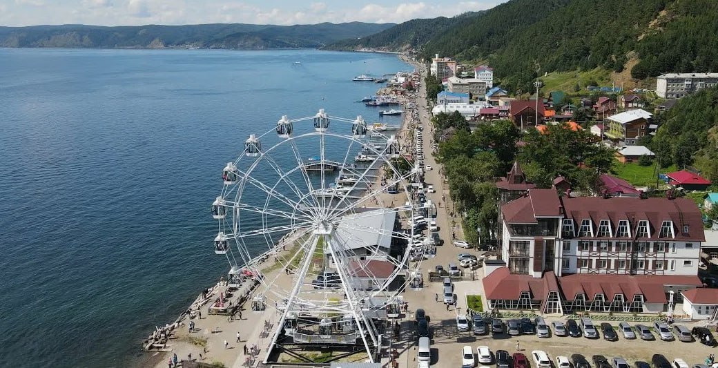 Афера с байкальской землёй мошенники купили кусок земли на окраине Листвянки но получили ценный участок в центре у Байкала Полицейские задержали подозреваемых в хищении участка на побережье Байкала в Листвянке Группа из четырёх человек подменила координаты в документах чтобы завладеть дорогой землёй Как установили оперативники организатор 41 летний мужчина вместе с кадастровым инженером риелтором и фиктивным покупателем купил участок на окраине посёлка Но в межевом плане поданном в Росреестр указали данные элитного надела в центре Листвянки у воды Настоящие собственники потеряли имущество на сумму не менее 5 млн рублей Возбуждено уголовное дело по статье Мошенничество У фигурантов изъяты компьютерная техника три кроссовера и электромобиль 1 5 тысячи долларов США и 80 тысяч рублей сообщили правоохранители Подпишитесь на канал