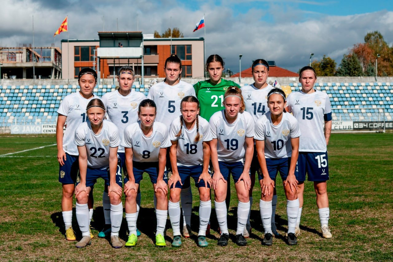 Сборную России могут вернуть на международную арену в феврале 2026 года а первым этапом станет допуск женской команды к отбору на ЧМ Sport Baza Обсуждается вариант при котором команда сыграет под нейтральным флагом и за пределами РФ а в случае отсутствия негативной реакции рассмотрят и возвращение юношеских сборных