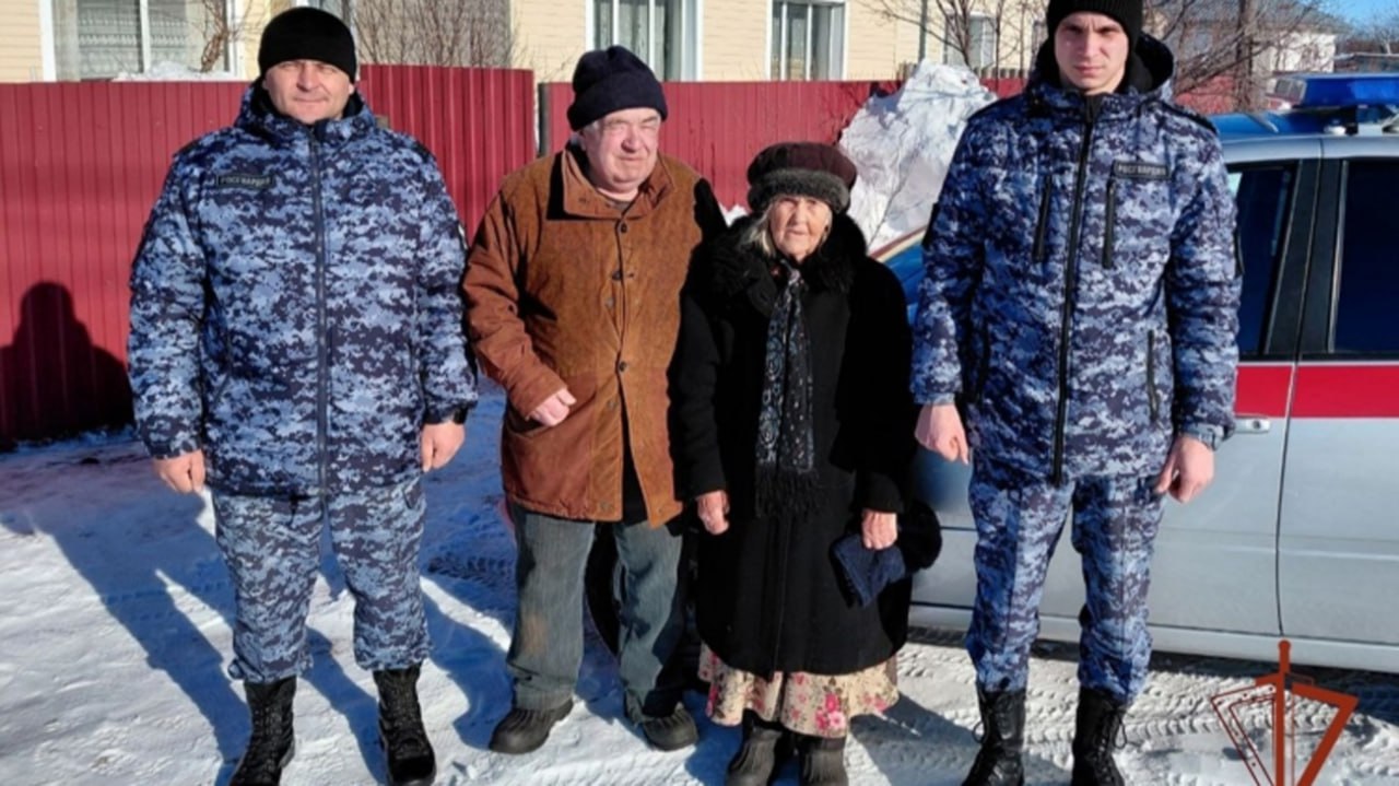 В Алтайском крае сотрудники Росгвардии разыскали пропавшую пожилую женщину В Хабарском районе сотрудники Росгвардии помогли разыскать пропавшую пожилую женщину страдающую нарушением памяти Сообщение о ее исчезновении поступило в экстренные службы около 04 40 утра Как сообщили в управлении Росгвардии пенсионерка ушла из дома ночью и ее местонахождение оставалось неизвестным На месте происшествия росгвардейцы пообщались с 83 летним супругом женщины Он рассказал что проснулся около трех часов ночи и обнаружил что жены нет дома Мужчина сразу начал поиски самостоятельно однако найти ее не смог Сотрудники Росгвардии незамедлительно приступили к обследованию близлежащей территории Уже спустя примерно 20 минут женщину удалось обнаружить Она была легко одета сильно замерзла и не смогла объяснить каким образом оказалась на улице Пенсионерку посадили в служебный автомобиль и доставили домой Фото Росгвардия по Алтайскому краю