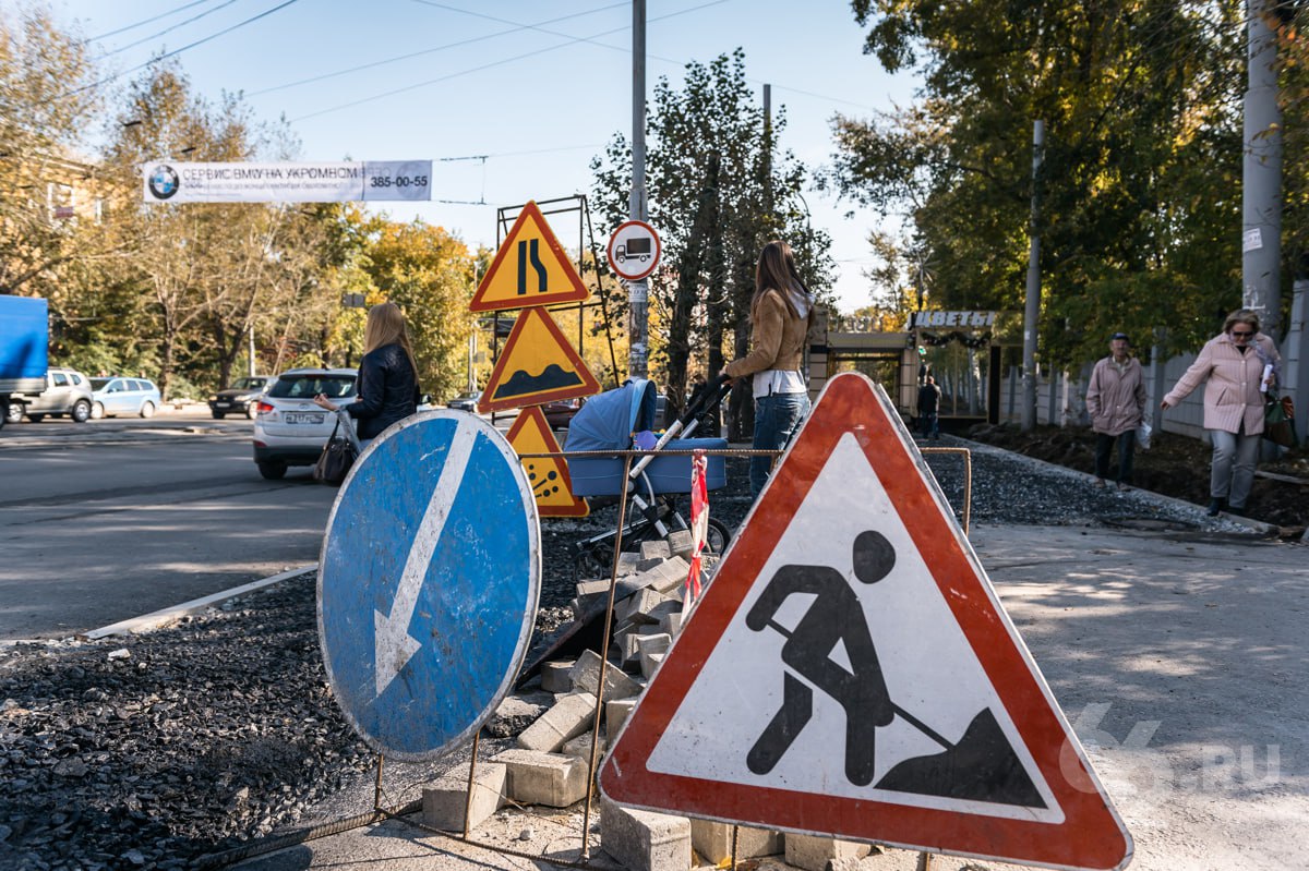 Второе уголовное дело против главного дорожного подрядчика возбудили силовики В мошенничестве подозревают владельца компании УралДорТехнологии Романа Жданова Он мог похитить более 700 млн рублей выделенных из федерального бюджета Деньги предназначались для строительства улиц Золотистой и Любви в Солнечном сообщили URA RU Работы должны были завершить до 29 ноября 2024 года но подрядчик не выполнил обязательства Силовики считают что Жданов подал фиктивную отчетность где указал ложные расходы и таким образом присвоил часть денег Это уже второе дело против Романа Жданова Ранее его также подозревали в финансовых махинациях связанных с госконтрактами Саму компанию банкротят Она задолжала почти 190 млн рублей В прошлом году УралДорТехнологии пять раз срывали сроки ремонта дороги на улицах Малышева и Ельцина   Новости из Екатеринбурга