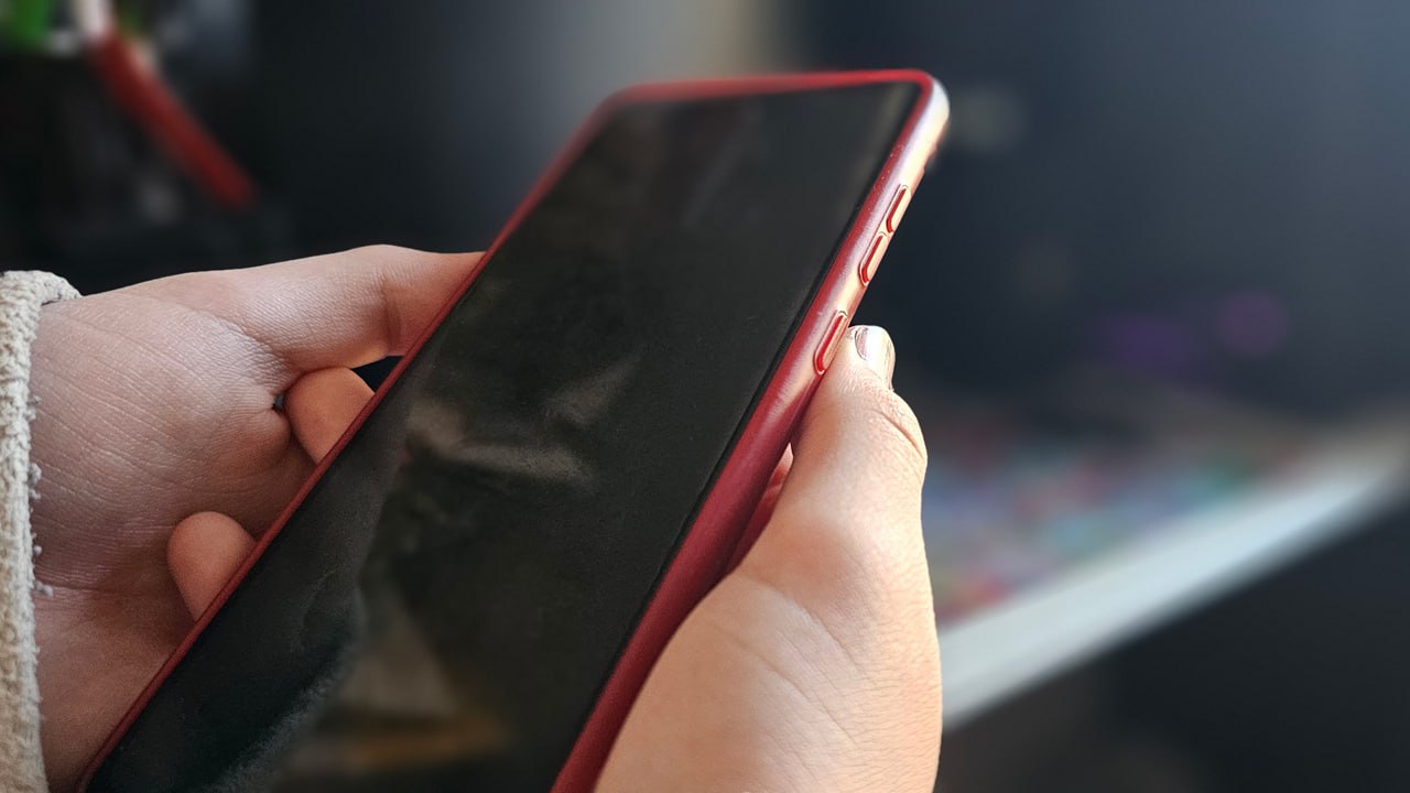 Спасти жизнь поисковый отряд в Челябинской области ищет добровольцев для обзвона Ежемесячно в региональный отряд ЛизаАлерт поступают десятки заявок на поиск пропавших На помощь приходят добровольцы люди разного возраста и профессий объединенные общей целью как можно скорее найти потерявшегося Одно из направлений их работы группа прозвона В поисковом отряде знают как один телефонный разговор может сократить время поиска или быстро его завершить и приглашают желающих помочь Группа прозвона это люди с которых начинается любой поиск Пока другие собирают рюкзаки и выдвигаются в лес или в город именно прозвонщики собирают факты где был человек во сколько заметили пропажу какие мелочи на первый взгляд кажутся несущественными но потом оказываются ключевыми отмечают в поисковом отряде Участники группы прозвона могут находиться в любом месте им нужен только телефон компьютер и доступ в интернет Подписывайтесь на Вести Южный Урал в MAХ