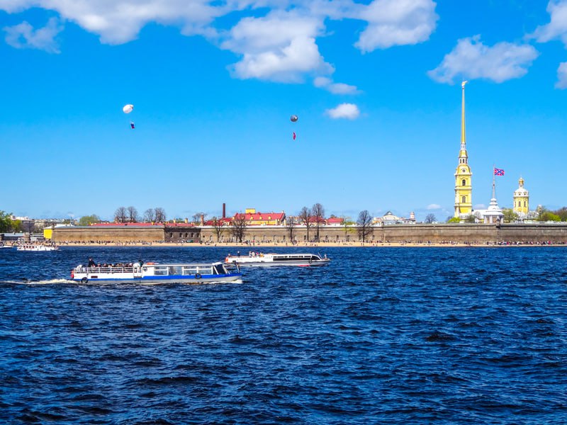 Петербург с дождями, Москва изнывает от жары: синоптик Колесов рассказал, когда в городе на Неве будет +28 Петербург потихоньку входит в лето. Сегодня по прогнозам воздух прогреется до +23 градусов, сообщил в своем Тг-канале главный синоптик города Александр Колесов. Завтра дождь пойдет не опять, а снова ночью и в первой половине дня. Температура составит более +20. Снова хороший день в среду, а в четверг – кратковременные дожди. Будет постоянно тепло – до +20 и немного выше. На выходных погода, скорее всего, не изменится, но об этом пока рано. А вот жара придет на следующей неделе, обещает Колесов. Фон температуры составит +23…+28. Но все равно будут кратковременные дожди. В это время в Москве уже +28 и без осадков, сообщает ведущий специалист «Фобоса» Михаил Леус. Температурный фон превысит рамки климата на 2-3 градуса. Завтра будет еще хлеще – до +32, но без кратковременных дождей и грозы не обойдется. ТОЧКА