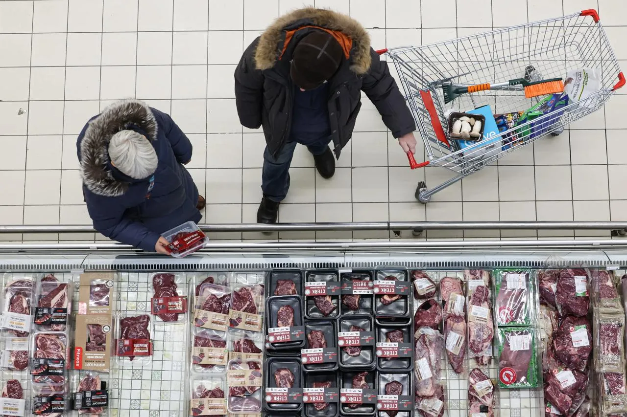 Потребительские настроения россиян упали до минимума с 2022 года В апреле индекс потребительских настроений снизился на 3 7 пункта до 94 5 пункта и достиг минимума с октября 2022 года Индекс текущего состояния также просел до 84 7 пункта отражая ухудшение оценок личного финансового положения за последний год Доля тех кто предпочитает сберегать выросла до 52 8 а тех кто готов тратить снизилась до 28 7 При этом оценки для крупных покупок не изменились Все чаще деньги держат в наличных Доля таких граждан за месяц выросла на 3 процентных пункта до 35 и стала максимальной с января 2024 года