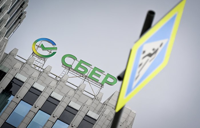 Менеджмент Сбербанка при сохранении достаточности капитала на необходимом уровне не менее 13 3 будет рекомендовать направить на выплату дивидендов за 2025 год 50 от чистой прибыли Об этом сообщил в интервью Интерфаксу зампред правления финансовый директор банка Тарас Скворцов Это один из KPI нашей стратегии Если достаточность капитала позволит мы будем придерживаться этой рекомендации распределять 50 прибыли ИФ сказал Скворцов Он отметил что график рассмотрения вопроса о выплате дивидендов за 2025 год будет близок к прошлогоднему набсовет может обсудить это в апреле годовое собрание может пройти в июне Фото Александр Казаков ТАСС interfaxonline