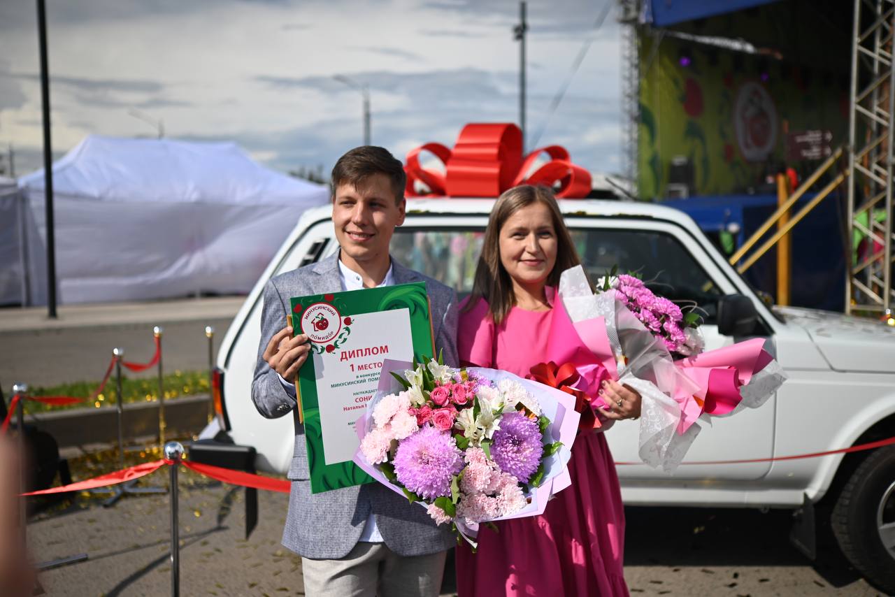 Новый помидорный рекорд!   Томат весом 2820 граммов вырастила жительница Минусинска Наталья Сонина.    Прямо сейчас на Соборной площади ей вручили ключи от новой Нивы.  Чемпионом, к слову, в этом году стал плод сорта «Бифштекс Альби».  #Минусинск #Красноярскийкрай #АдминистрацияМинусинска