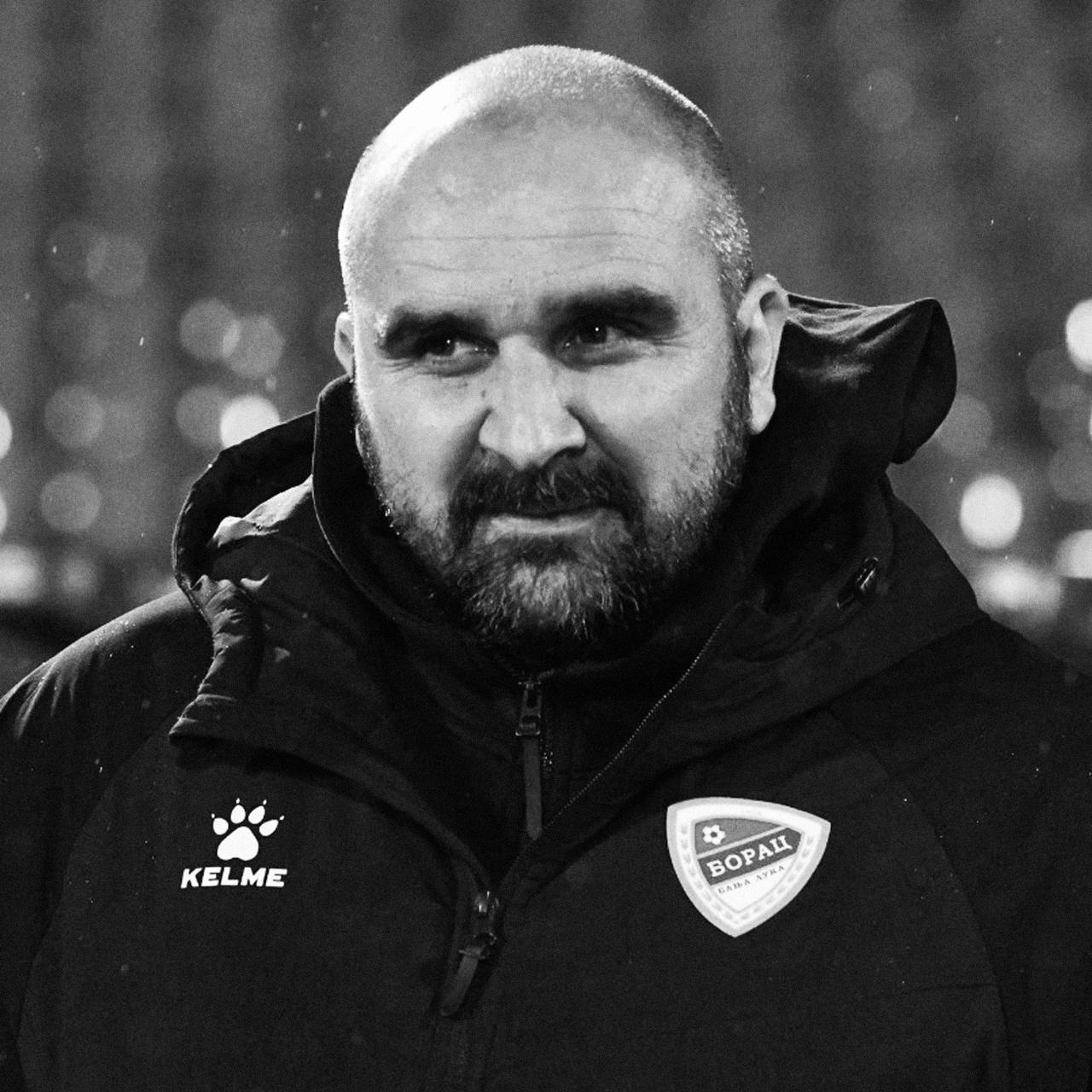 44 летний тренер ФК Раднички из сербской Суперлиги умер во время матча Младен Жижович резко упал и потерял сознание на 22 й минуте боснийца госпитализировали но не смогли спасти Игроки узнали о смерти тренера на 41 й минуте прямо на поле после этого матч остановили