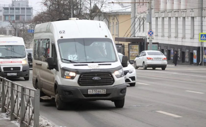 Как стало известно «Тульской прессе», речь идет о повышении тарифов до 35 рублей.  За комментарием мы обратились к президенту Ассоциации транспортников Тульской области Александру Попову:  «Ситуация сейчас сформировалась такая: существующий тариф, конечно, не покрывает при таком росте цен на ГСМ  горюче-смазочные материалы, прим. редакции , запасные части, энергоносители. Где-то надо экономить, но на чем — неизвестно. На зарплате не сэкономишь, она не такая высокая.   Повышение тарифов в прошлом году в какой-то мере помогло перевозчикам. Помогло выплачивать лизинговые платежи, компании смогли частично обновить подвижной состав.  Лично я считаю, что поднять тарифы нужно на 15-20%. Но окончательную стоимость должен считать областной комитет по тарифам.  Сейчас перевозчикам экономически не выгодно работать, поэтому они просто сдают свидетельства и уходят с маршрутов.   Ситуация пугает! Поэтому повышение тарифа должно быть вкупе — и на междугородние и на городские маршруты».