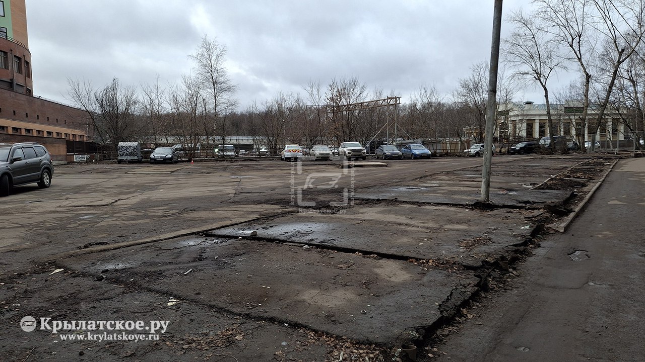 В Крылатском продолжают нещадно сносить различные гаражные сообщества. На фото: освобожденный от «ракушек» участок за РТС «Рублевский»  Осенний бульвар, 1А .  Понятно, что бывшие владельцы гаражей не очень довольны. Но, в целом, многие жители ближайших к этому месту домов скорее рады. Места для парковки стало в разы больше.  #   Аргумент о том, что все равно станет платным, пока местных не впечатляет, так как и до этого было «либо плати, либо уходи».  8   Сообщить информацию, прислать фото и видео, а также задать вопросы можно через нашего бота -    #Крылатское #Транспорт