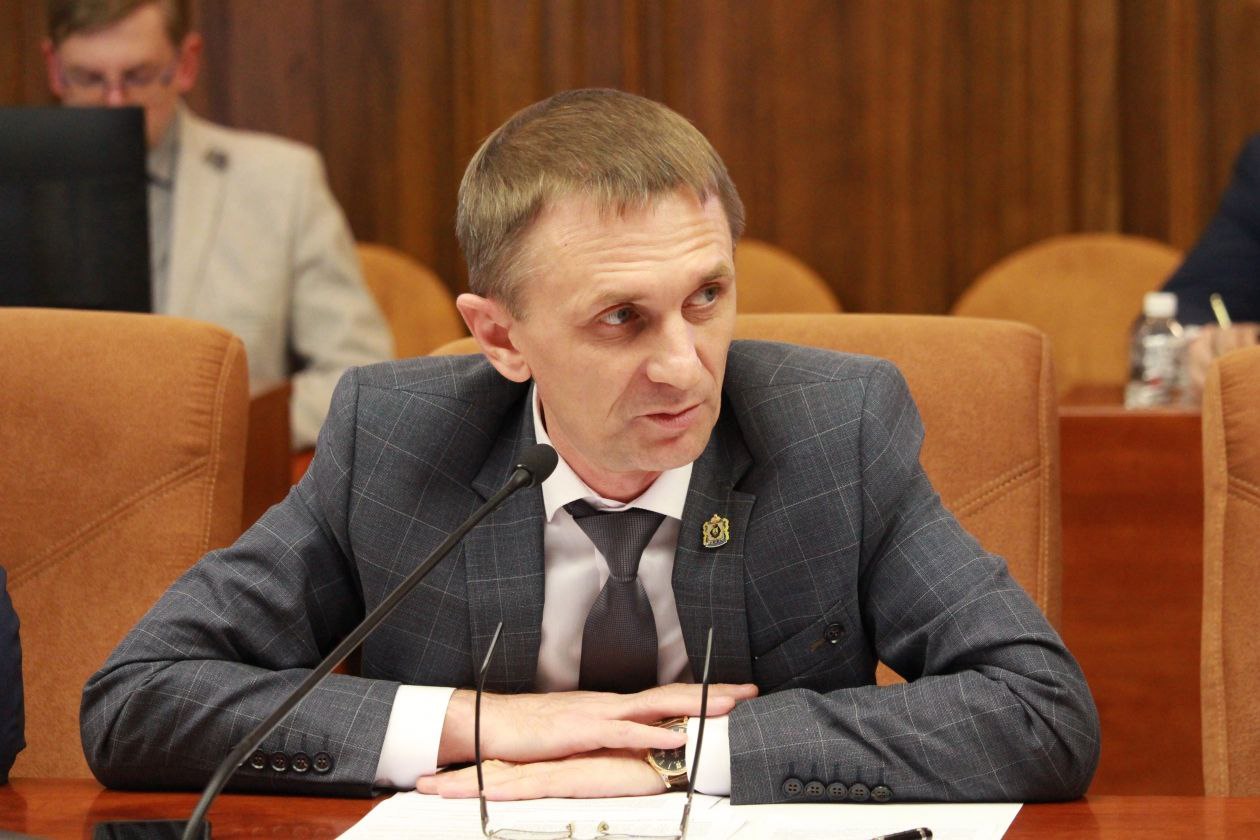 Задержан хабаровский замминистра транспорта и дорожного хозяйства Березовский Владимир Березовский, занимающий должность заместителя министра транспорта и дорожного хозяйства Хабаровского края, оказался под следствием. По данным ТГ-канала Shot, в отношении него возбуждено уголовное дело согласно статье 160, часть 4 УК РФ «О присвоении или растрате». По версии следствия, Березовский присвоил себе часть денег, выделенных на подъём затонувших кораблей. Ему грозит до 10 лет лишения свободы. Царьград.ТВ — Не боимся говорить правду Подпишись