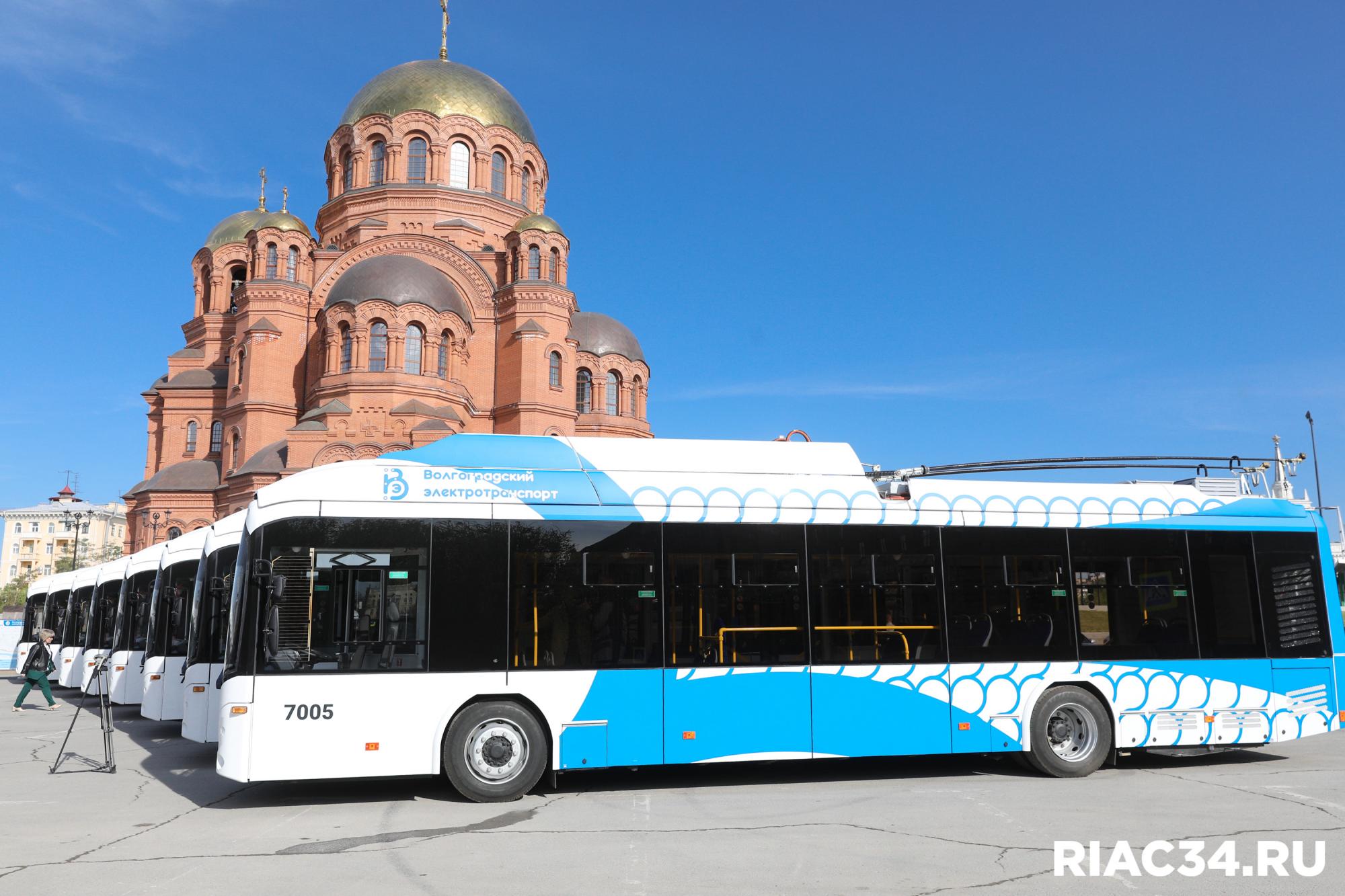Главного инженера МУП Метроэлектротранс Антона Шитова осудят за закупку маломощных троллейбусов для Волгограда Его обвиняют в приёмке троллейбусов для города мощность которых оказалась меньше указанной в первоначальном техзадании Вместо указанных в контракте 170 180 кВт он принял троллейбусы мощностью 150 кВт а затем задним числом изменил условия договора указав не превышает 195 кВт Разница в цене между оплаченным и полученным электротранспортом составила примерно 8 5 млн рублей