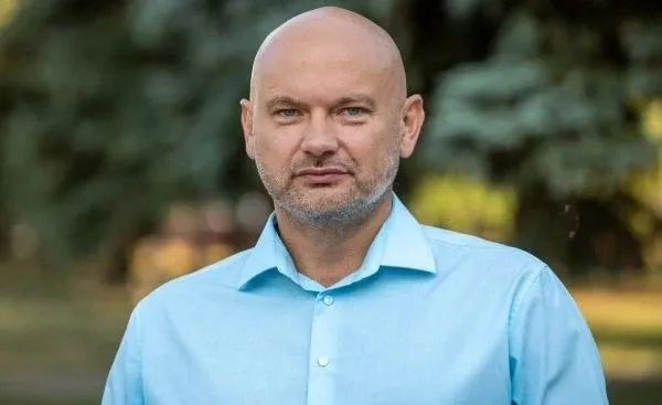 Сотрудники УФСБ задержали в Уфе депутата городского совета предпринимателя Александра Дегтева Ему вменяют присвоение или растрату сообщили источники РБК Уфа Меру пресечения депутату избирает Советский райсуд Уфы Следствие ходатайствует о его заключении под стражу По словам источников задержание Дегтева связано с уголовными делами госпредприятия Башспирт и касается аренды помещений