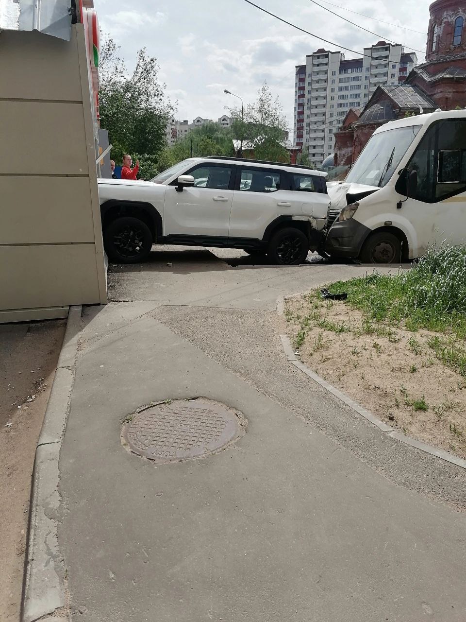 В Южном автобус впечатал китайский внедорожник в стену магазина По предположению очевидца, у автобуса отказали тормоза. Надеемся, в ДТП никто не пострадал.