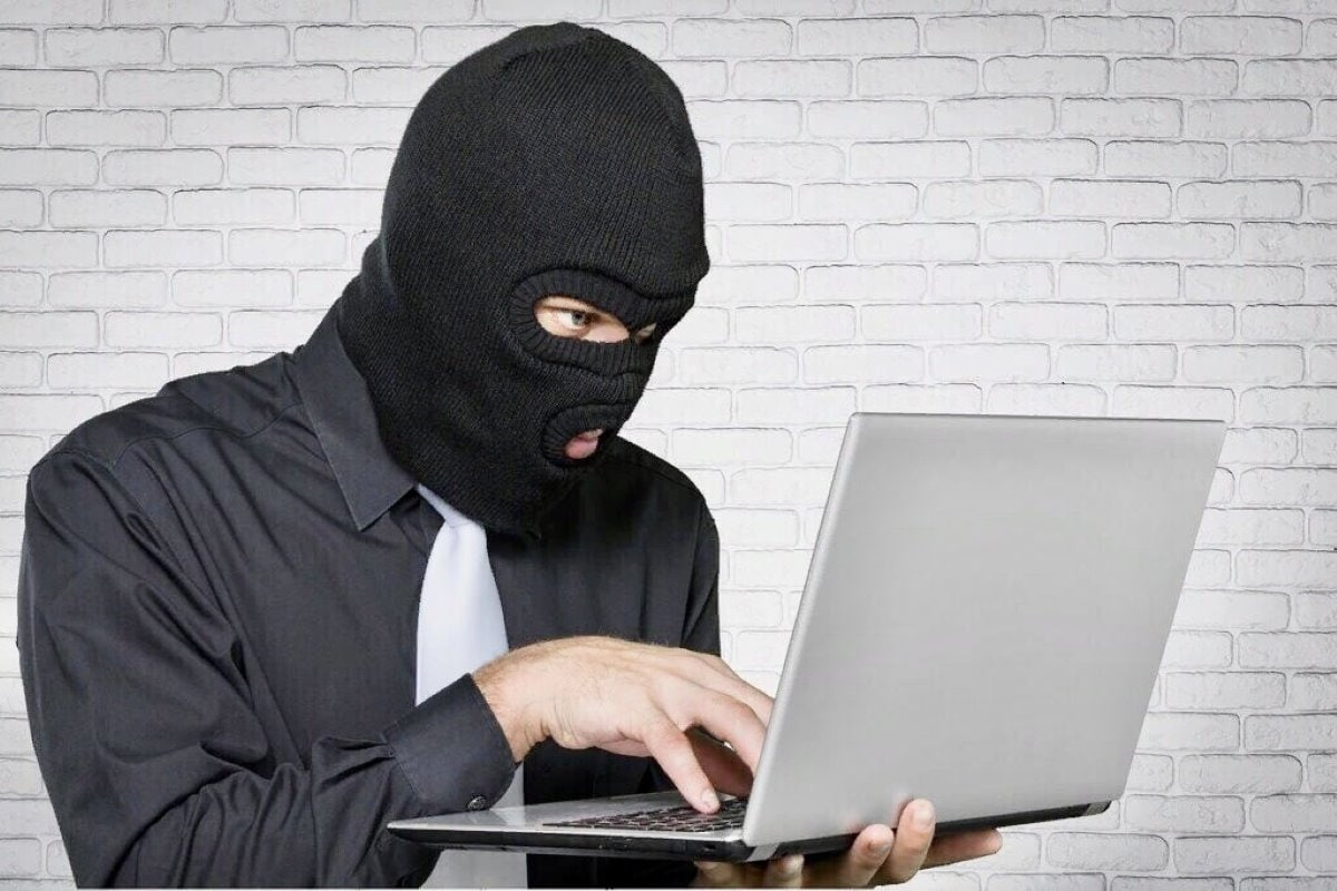 Пенсионер из Крымска отдал мошенникам более 7 млн рублей 71 летнему мужчине позвонили люди представившись сотрудниками спецслужб Они запугали пенсионера тем что он якобы спонсирует недружественную страну и убедили снять все сбережения со счета для сохранности Затем мужчина передал деньги неизвестному курьеру который вскоре пропал