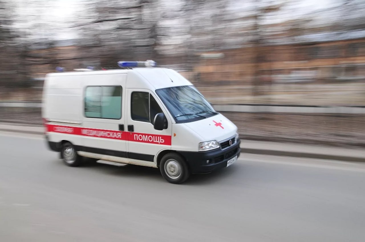 Выговоры и штраф получили медики из за нехватки скорых в Карачаево Черкесии В прокуратуру обратился местный житель Он сообщил что в Прикубанском районе республики машин скорой помощи не хватает больным приходится их долго ждать Доводы мужчины подтвердились В итоге 12 сотрудников местной районной больницы привлечены к дисциплинарной ответственности Кроме того одного работника оштрафовали на 20 тысяч рублей Также прокуратура потребовала от больницы наладить работу службы скорой помощи в муниципалитете Реализация мер по фактическому устранению выявленных нарушений закона находится на контроле надзорного ведомства добавили в надзорном ведомстве Подписывайтесь на нас во ВКонтакте и в Одноклассниках чтобы быть в курсе самых интересных новостей Кавказа Подписывайтесь на телеграм канал АиФ Северный Кавказ