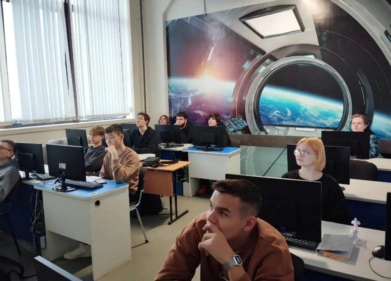 В Якутии более 83 детей занимаются в кружках и секциях Более 83 детей в возрасте от 5 до 18 лет в Республике Саха Якутия охвачены дополнительными общеобразовательными программами Этот показатель является одним из ключевых в реализации Стратегии социально экономического развития республики до 2032 года с целевым видением до 2050 года основной задачей которой является создание условий для развития и раскрытия потенциала подрастающего поколения По информации ведомства сегодня в Якутии 1093 организации реализуют программы дополнительного образования Среди них 174 учреждения дополнительного образования 95 в сфере образования 15 в сфере спорта и 64 в сфере культуры Кроме того действуют 8 республиканских спортивных школ спортивного резерва 42 профессиональные образовательные организации одно высшее учебное заведение 551 общеобразовательная и 317 дошкольных организаций ulusmedia Читайте нас в MAX