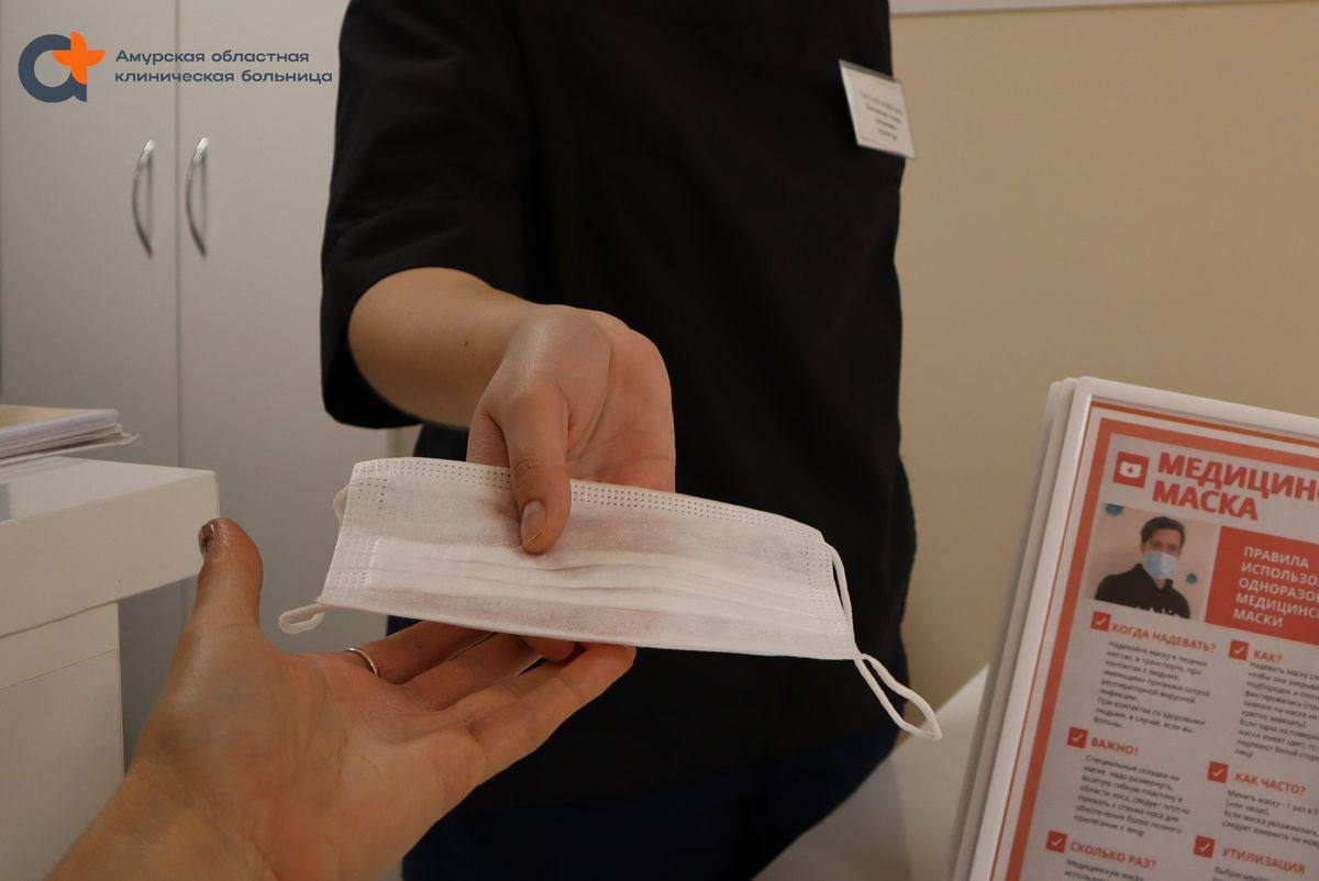 Во всех подразделениях Амурской областной клинической больницы ввели масочный режим Это касается стационара поликлиники перинатального центра и т д Решение приняли на фоне роста заболеваемости гриппом ОРВИ и внебольничными пневмониями Ношение медицинских масок обязательно для всех сотрудников пациентов и посетителей ampravda