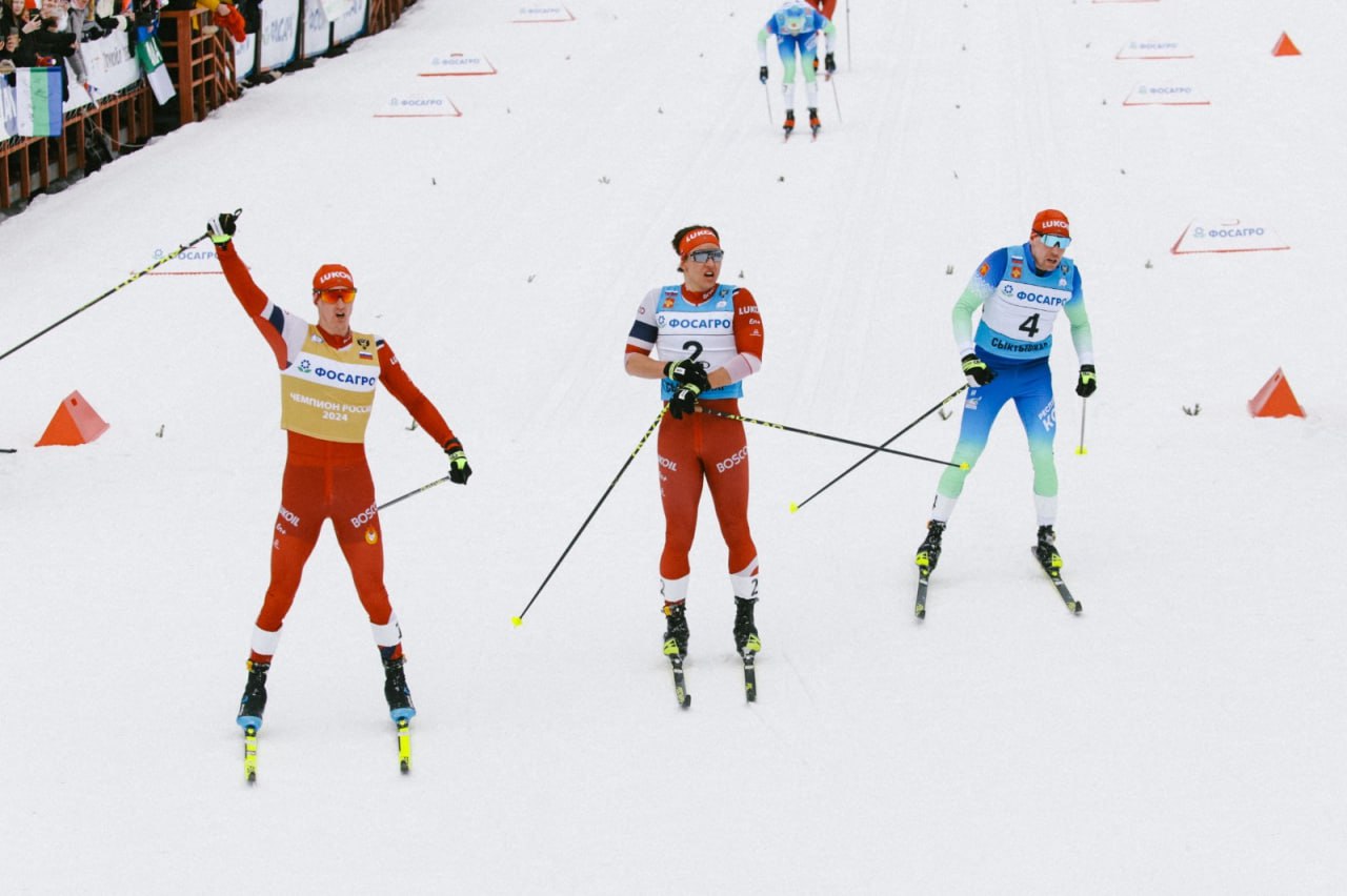 Татарстанец Ардашев выиграл лыжный марафон на чемпионате РФ  Дистанция в 50 км была поделена на 5 кругов. Общий перепад высот трассы комплекса имени Раисы Сметаниной составил 304 метров. На старте гонки температура воздуха прогрелась до +2 градусов.  В заявочный список масс-старта классическим ходом попали 57 лыжников. Первые три номера получили лидеры сборной Татарстана: Сергей Ардашев, Савелий Коростелёв, Александр Большунов.  Всё решилось в финишном створе. В нём Ардашеву удалось обойти Коростелёва всего на 0,2 секунды и на 0,5 Илью Семикова из Коми.  Большунов пришёл пятым, отстав от победителя на 5,7 секунды. Из стартовавших лыжников до конца не смогли добраться только трое участников.   Интересно, что данные соревнования входили в программу чемпионата России, основные гонки которого в начале этого месяца состоялись в Казани.   -24 Отправить новость