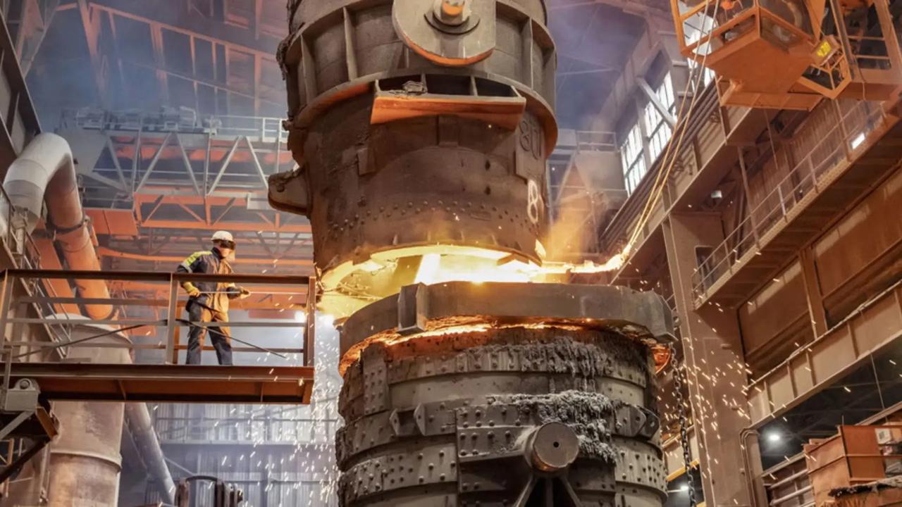 Китай запустил первую в мире линию почти безуглеродной стали мощностью миллион тонн в год Новый объект введен в городе Чжаньцзян в провинции Гуандун и использует водородную металлургию с электрической плавкой вместо кокса Это снижает выбросы углерода на 50 80 процентов по сравнению с традиционным производством Линия позволит ежегодно сокращать более 3 14 млн тонн выбросов что сопоставимо с эффектом от лесов площадью около 2 000 квадратных километров В целом в 2024 году китайская сталелитейная отрасль сократила выбросы на 27 5 млн тонн