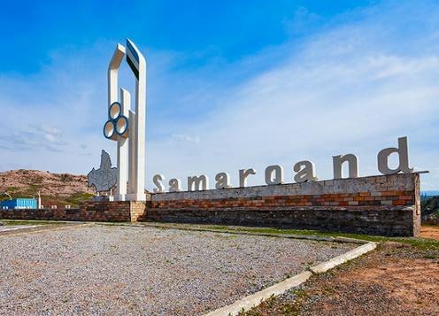 Население Самарканда увеличится в 1 5 раза за счет присоединения близлежащих территорий По словам президента Узбекистана Шавката Мирзиёева к городу добавят 17 5 тысячи гектаров земель из пяти соседних районов что поднимет численность жителей с 604 до 882 тысяч В новых границах планируется масштабное жилищное строительство на массивах Ширин Темирйул орти и Корасув 2 возведут дома в общей сложности для 310 тысяч человек Помимо 700 многоквартирных домов появятся школы детсады вузы медучреждения торговые центры гостиницы и зоны отдыха Также при участии испанских инвесторов будет модернизирована канализационная система по принципу ГЧП Подробнее на нашем сайте Актуальные новости из Центральной Азии fergananews