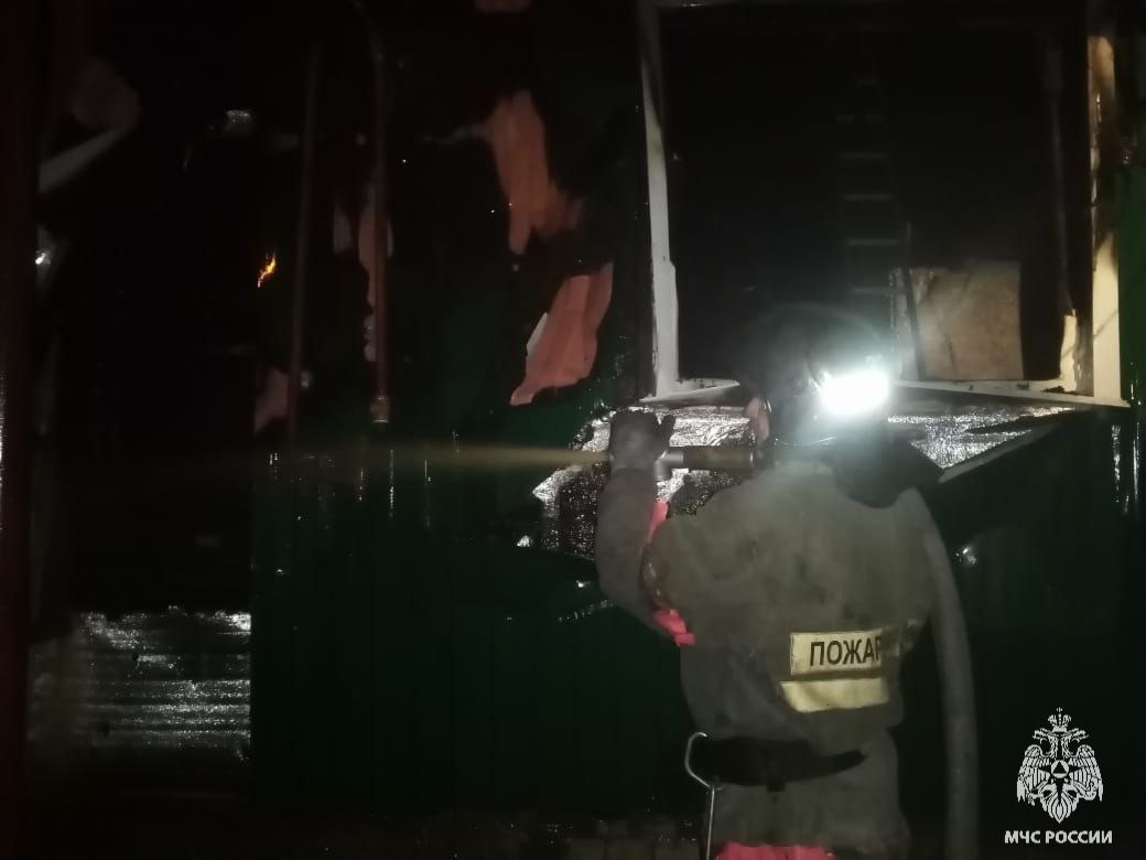 В Свердловском районе потушили жилой дом За прошедшие сутки орловские пожарно-спасательные подразделения выезжали 10 раз, из них 3 выезда на ликвидацию возгораний и 7 выездов на помощь населению. Вчера в 20.39 поступило сообщение о возгорании в жилом доме в деревне Разбегаевка Свердловского района. На момент прибытия пожарных горела кровля и дом изнутри открытым пламенем, существовала угроза распространения огня на рядом расположенный дом и хозпостройки. Через 4 минуты пожар был локализован, спустя 2 часа полностью ликвидирован. В результате пожара сгорела котельная и ванная, огнем повреждена кровля. Сотрудники МЧС России спасли от огня рядом стоящий жилой дом и хозпостройки. Пострадавших нет. На месте работало 5 сотрудников МЧС России на 2 единицах техники. Причины пожара устанавливаются.